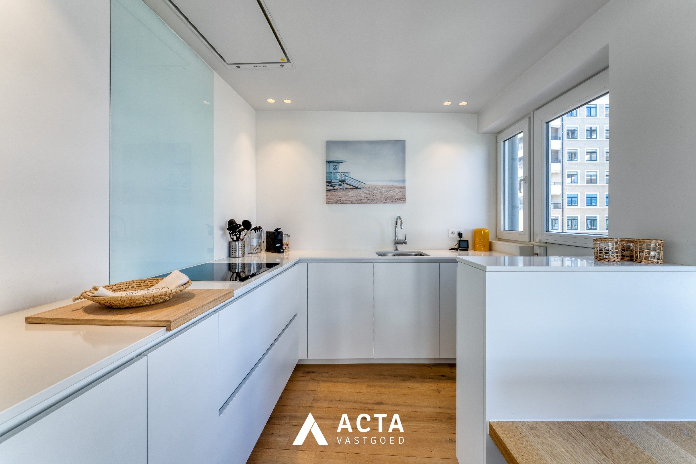 Gerenoveerd appartement met twee slaapkamers in Mariakerke foto 7