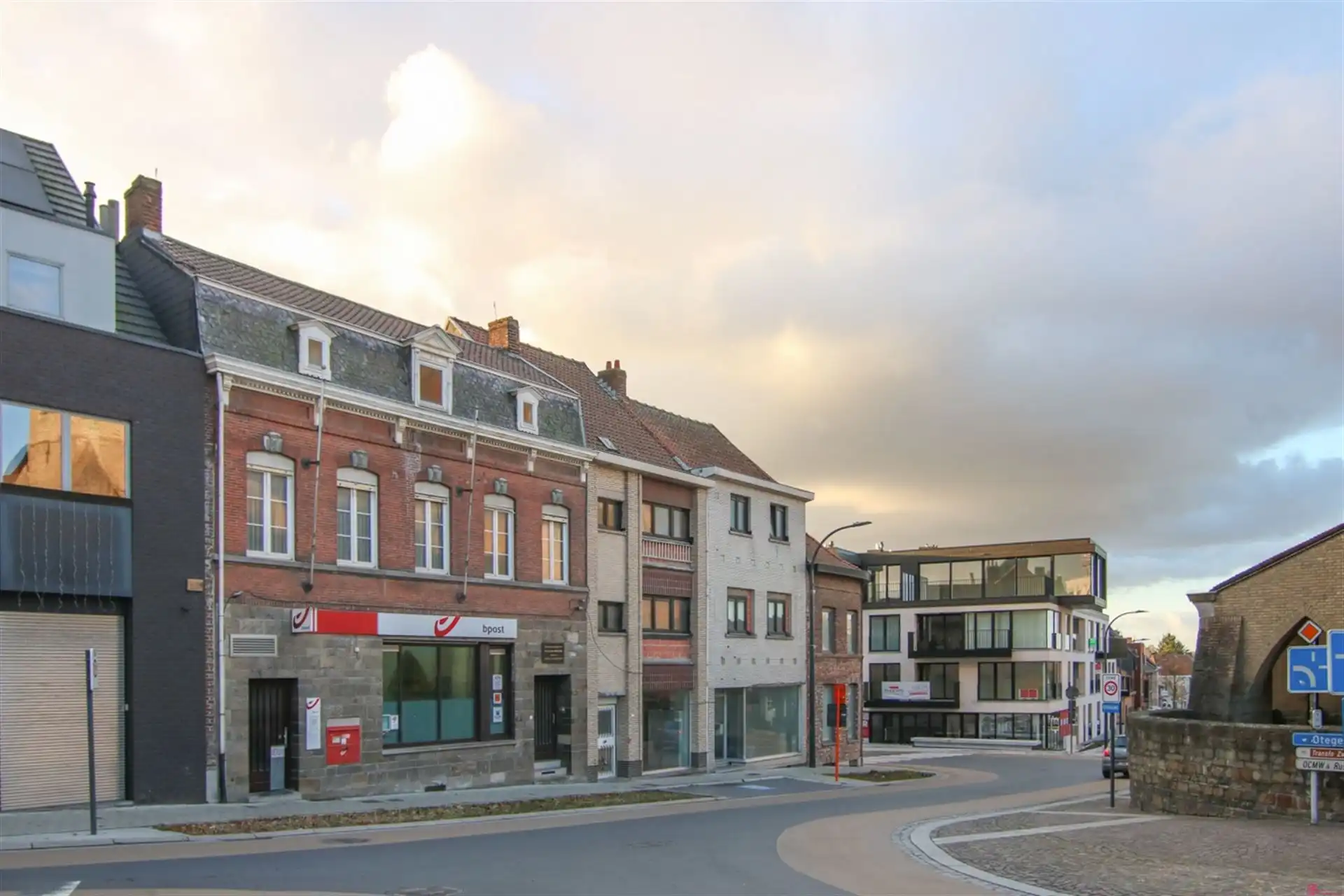 Handelspand met magazjin of projectgrond foto 2