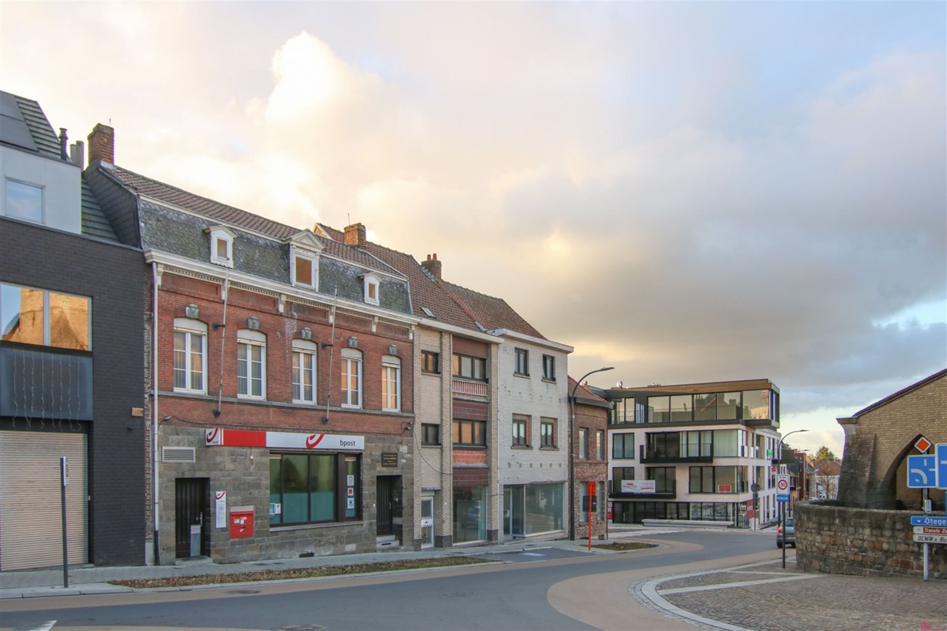 Handelspand met magazjin of projectgrond foto 2