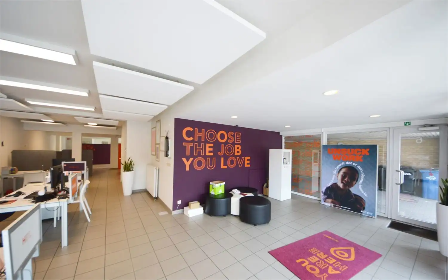 INSTAPKLAAR GELIJKVLOERS INCL. 3 PRIVE PARKINGS NABIJ E40 EN PARKLAAN foto 7