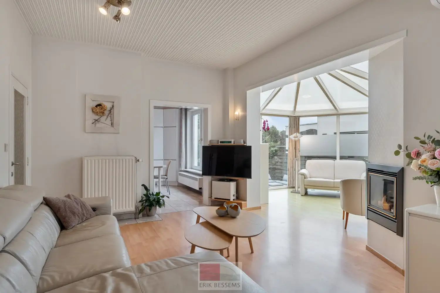 Charmante, op te frissen woning met 4 slaapkamers en inpandige garage. foto 10