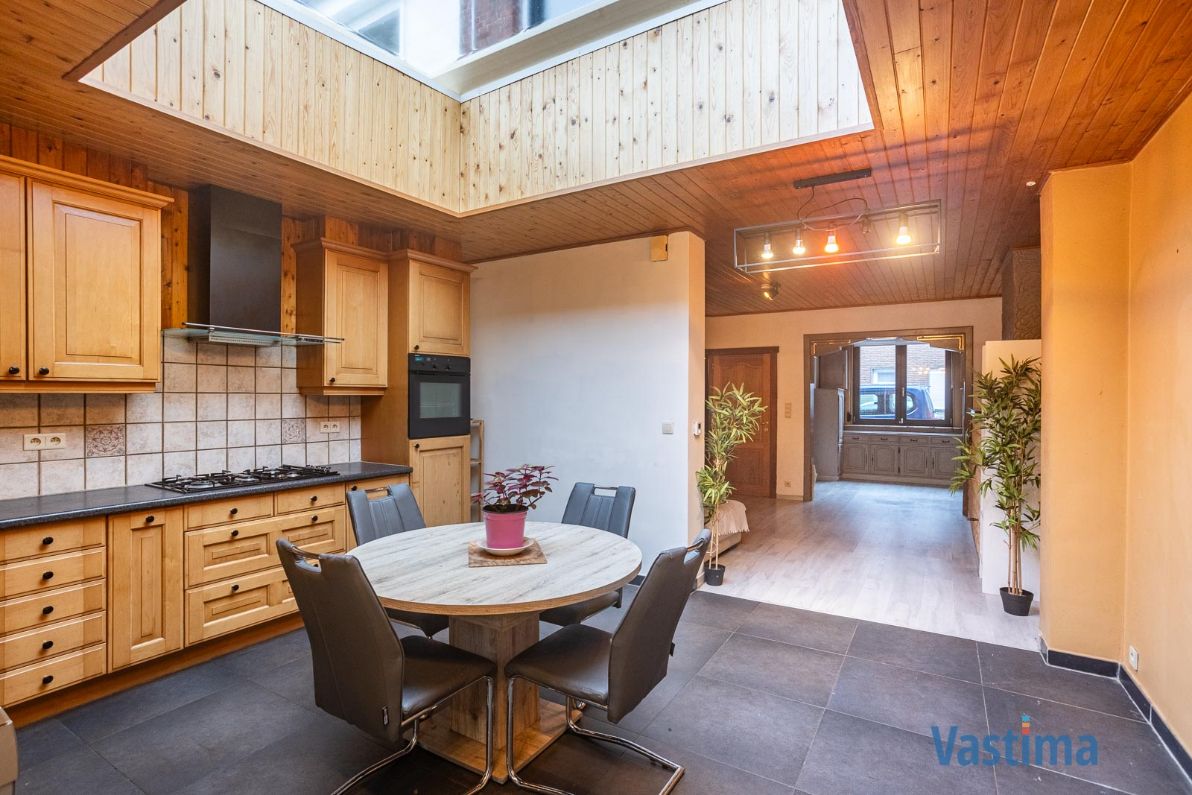 Stadswoning met zonnepanelen en tuin foto 7