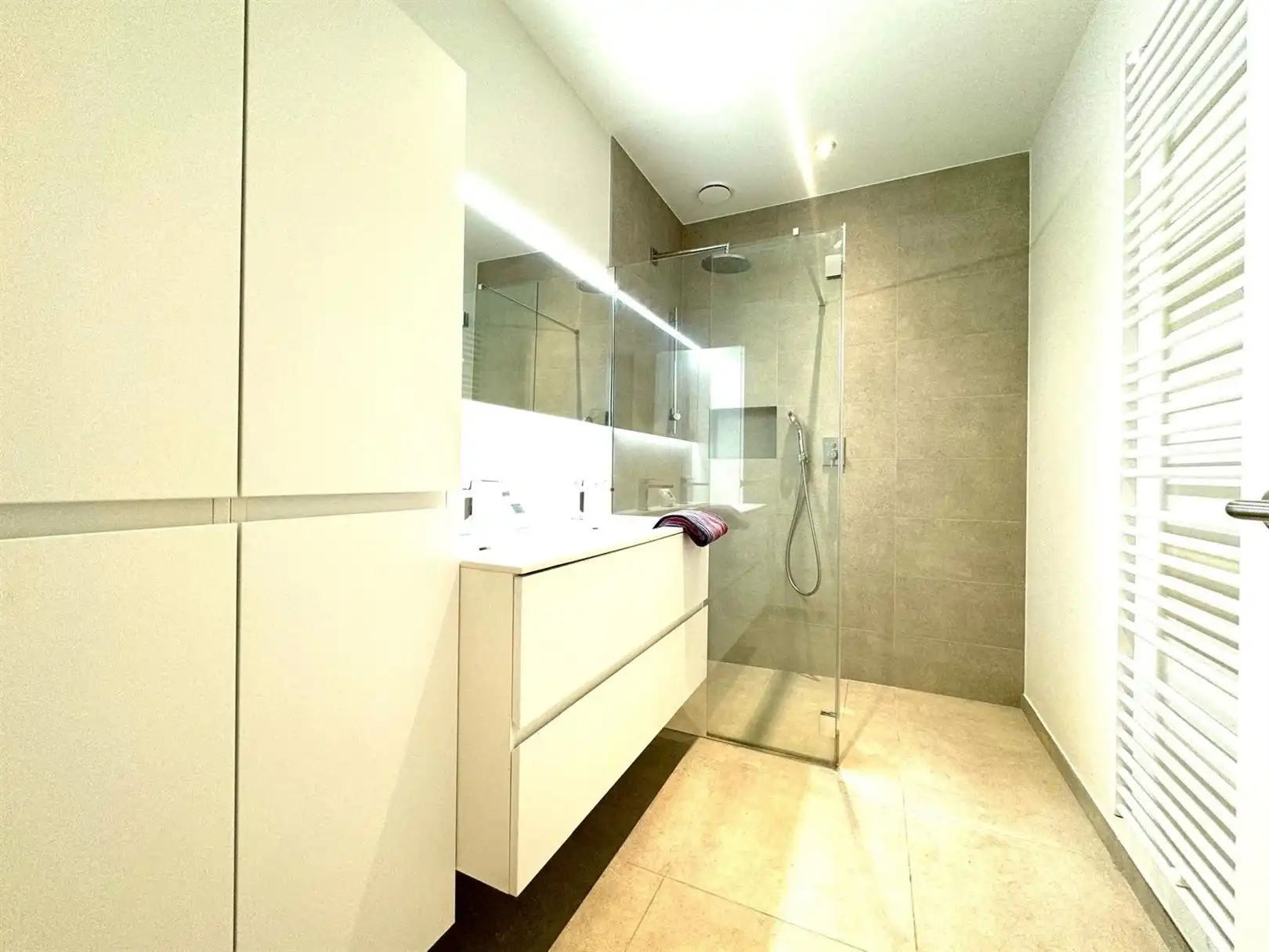 Appartement met twee slaapkamers, groot terras en autostaanplaats foto 13