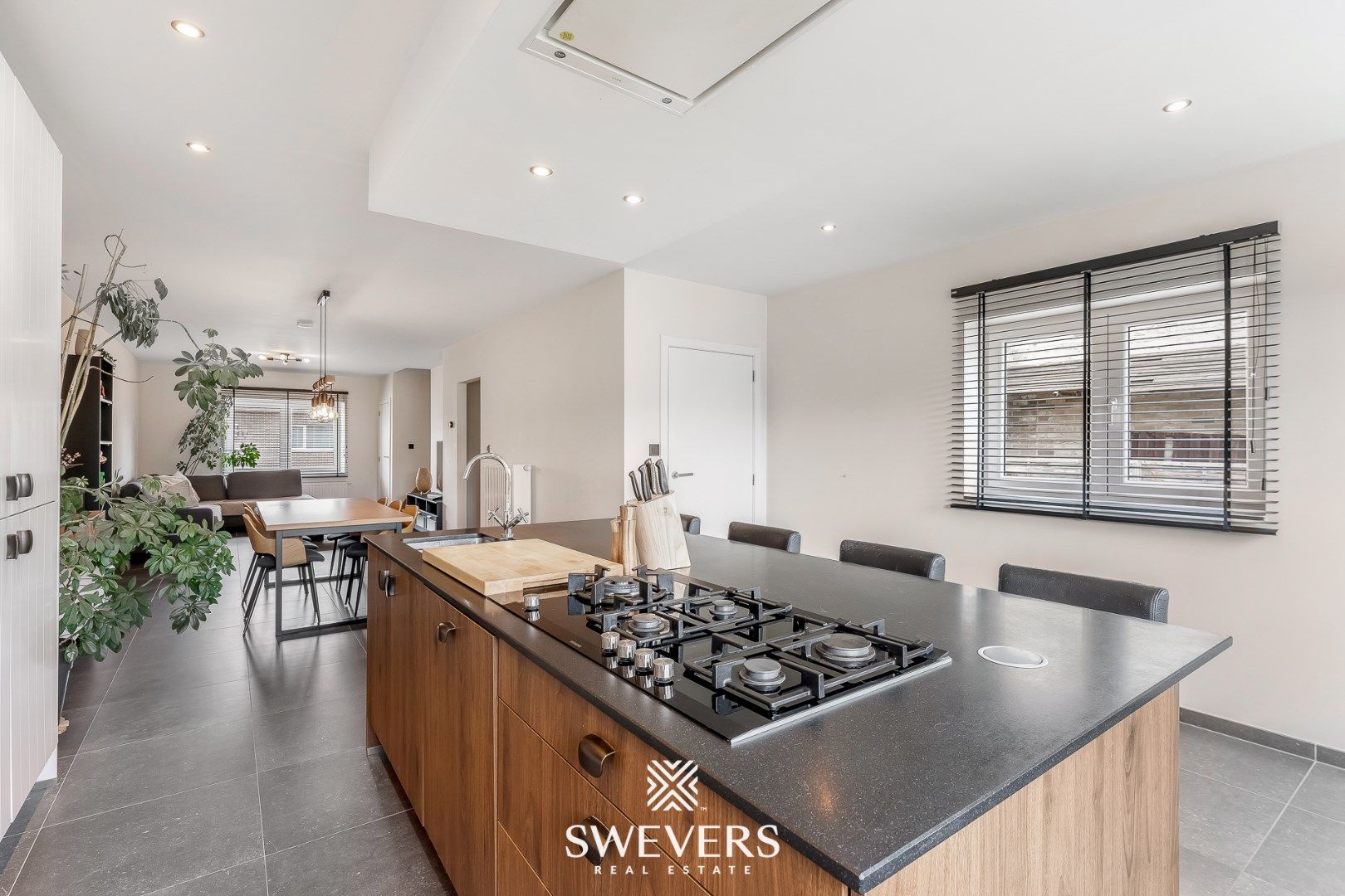 Gerenoveerde rijwoning met 4 slpk & tuin te Sint-Truiden foto 2