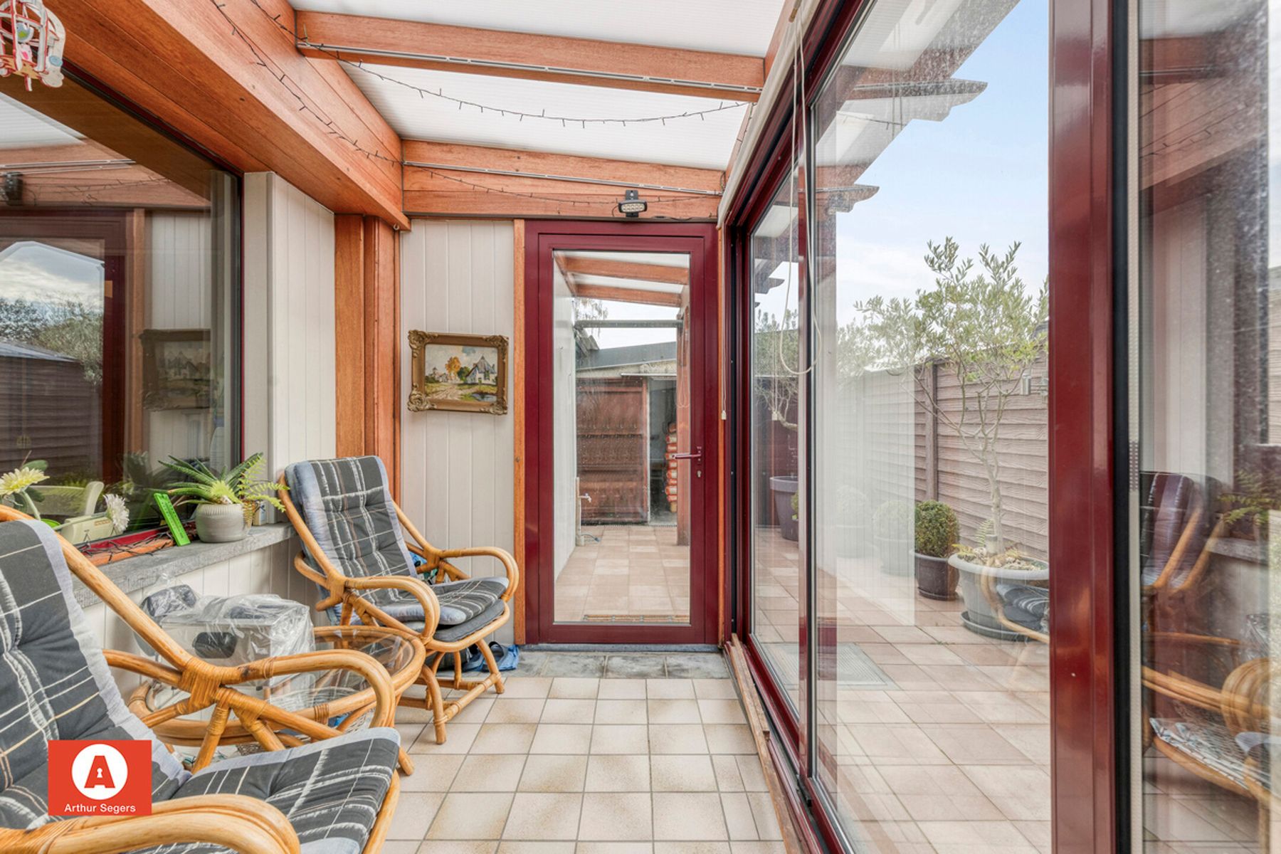 Verzorgde half-open bebouwing met oprit. foto 12