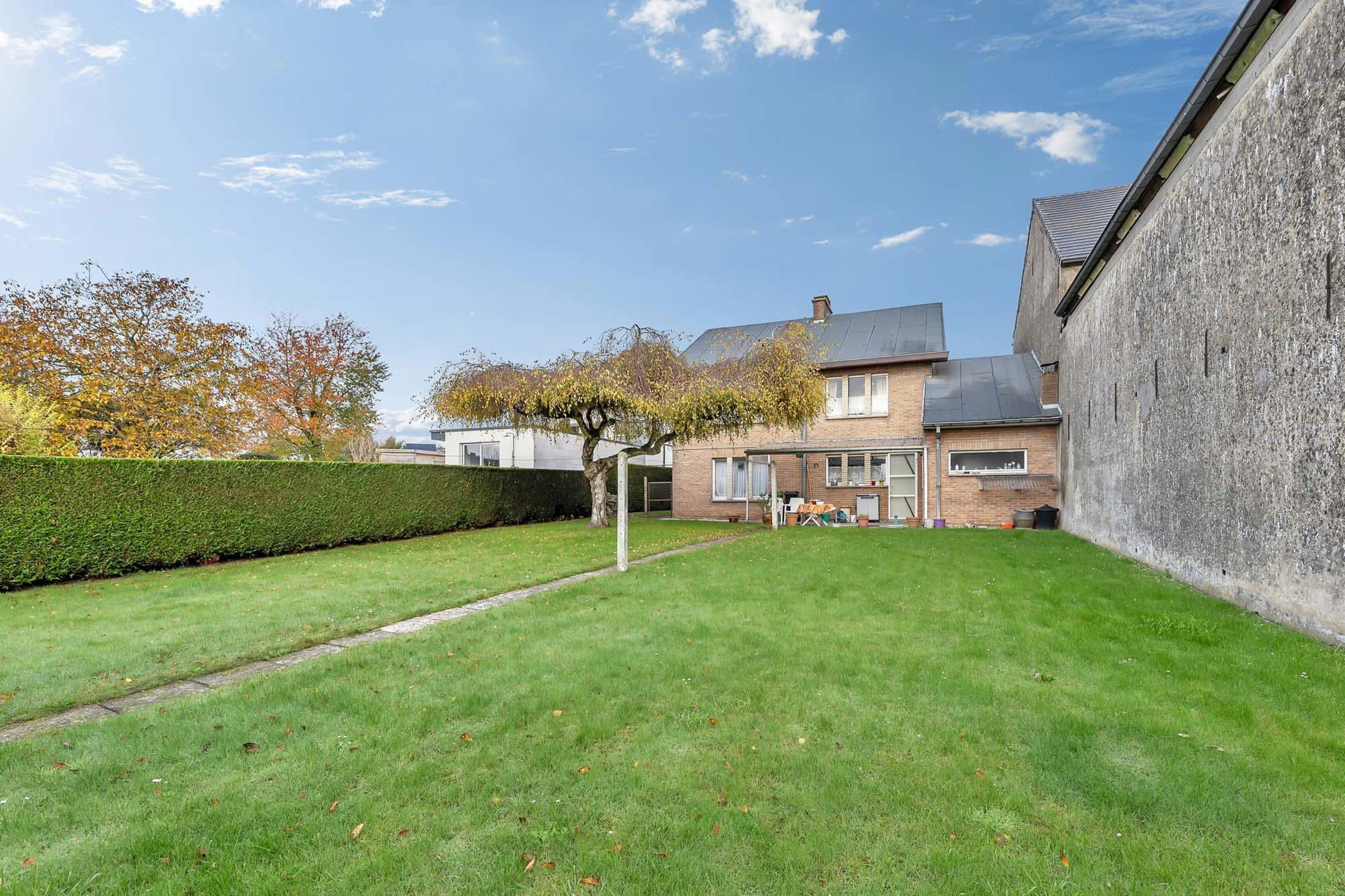 Solide te renoveren HOB met 4 slpks, garage en tuin foto 25