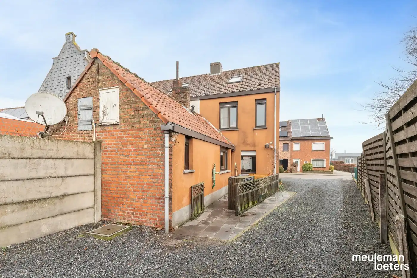 Charmante te renoveren halfopen woning met garage en ruime tuin foto 2