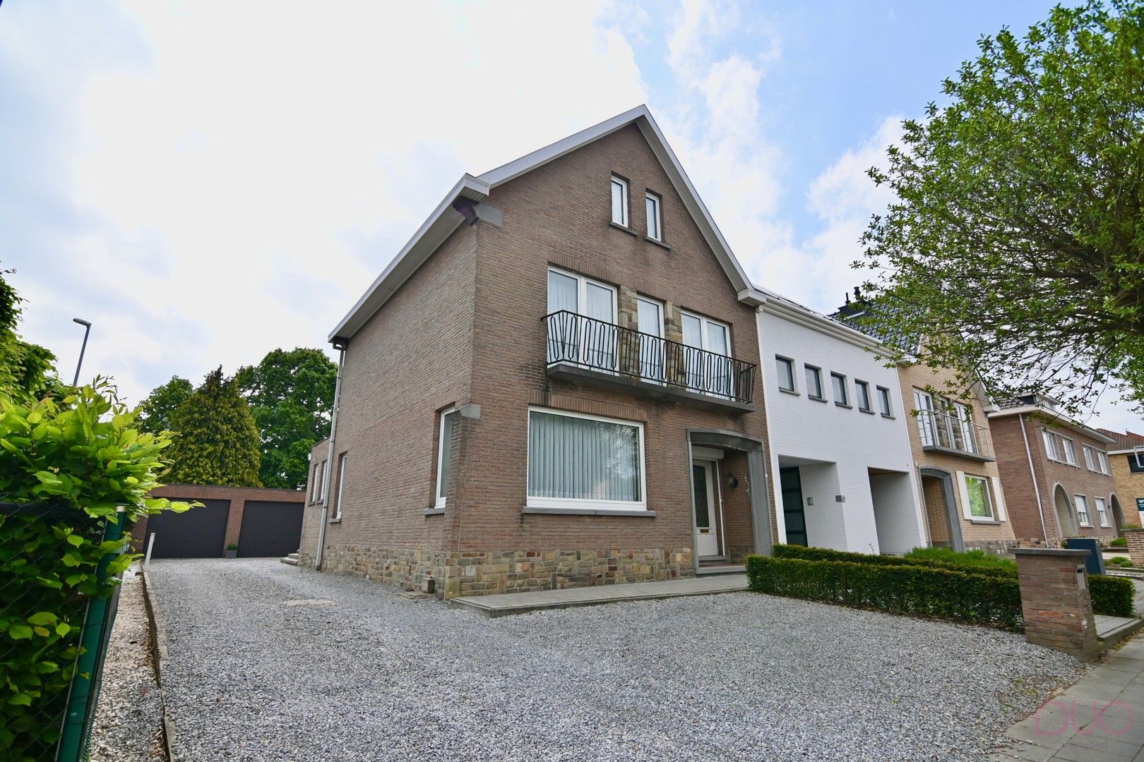 Charmante halfopen gezinswoning nabij het centrum van Sint-Truiden met 2 garages foto {{pictureIndex}}