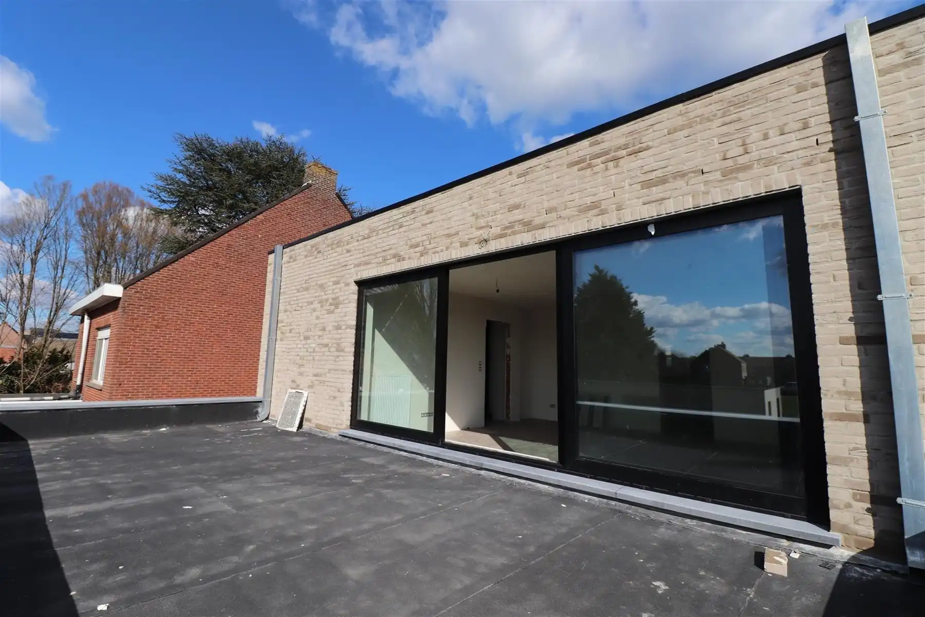 Gerenoveerd appartement op de 1ste verdieping met 2 slaapkamers, royaal terras en garage. Gelegen nabij centrum Hoogstraten. foto 11