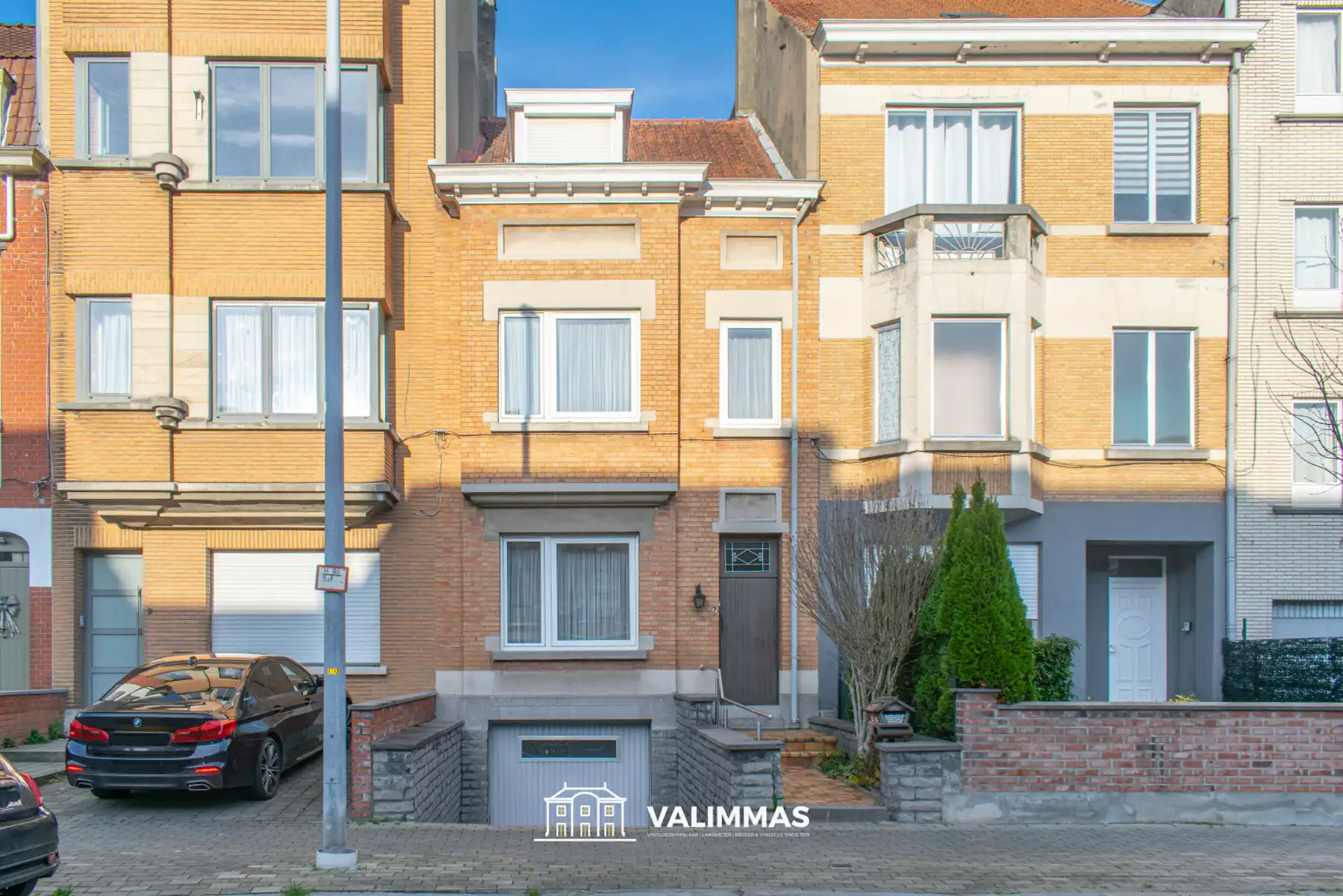 Hoofdfoto van de publicatie: Ruime en verzorgde rijwoning met overdekte koer en garage...