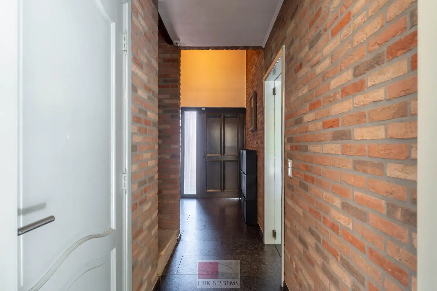 Vrijstaande woning gelegen op een royaal perceel van maar liefst 990 m² en beschikt over een bewoonbare oppervlakte van circa 221 m² foto 4