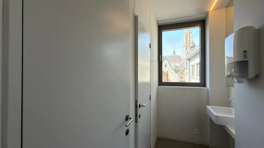 Instapklare kantoorruimte te huur in hartje Antwerpen foto 9