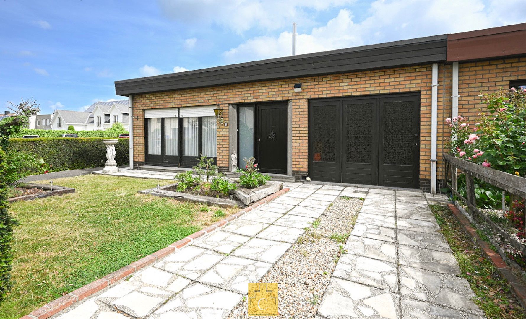 Hoofdfoto van de publicatie: charmante driegevelbungalow met tuin en garage in hartje Loppem