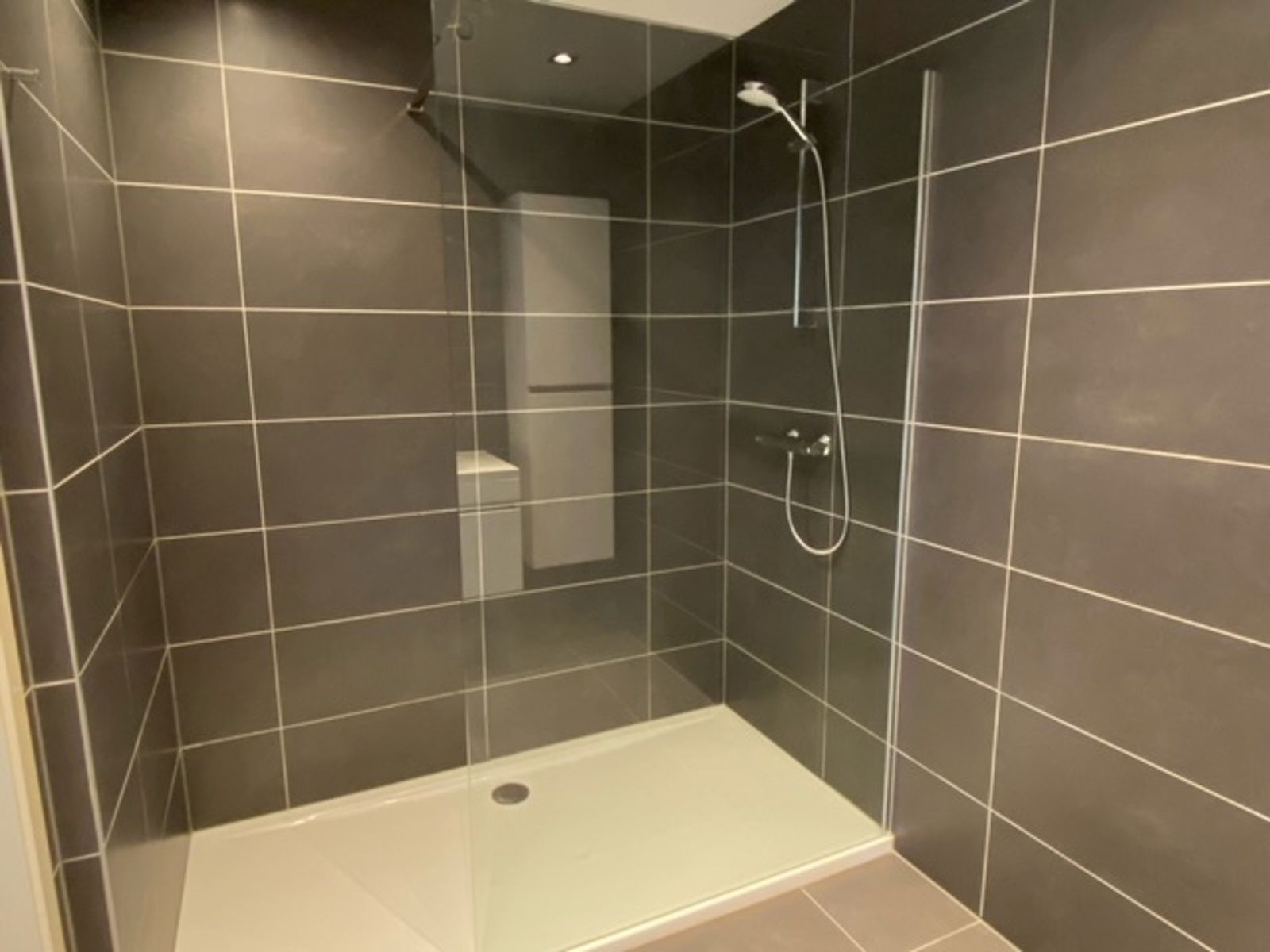 RUIM APPARTEMENT (71,35m2) MET 1 SLK, ONDERGRONDSE AUTOSTANDPLAATS EN KELDERBERGING TE HASSELT foto 9