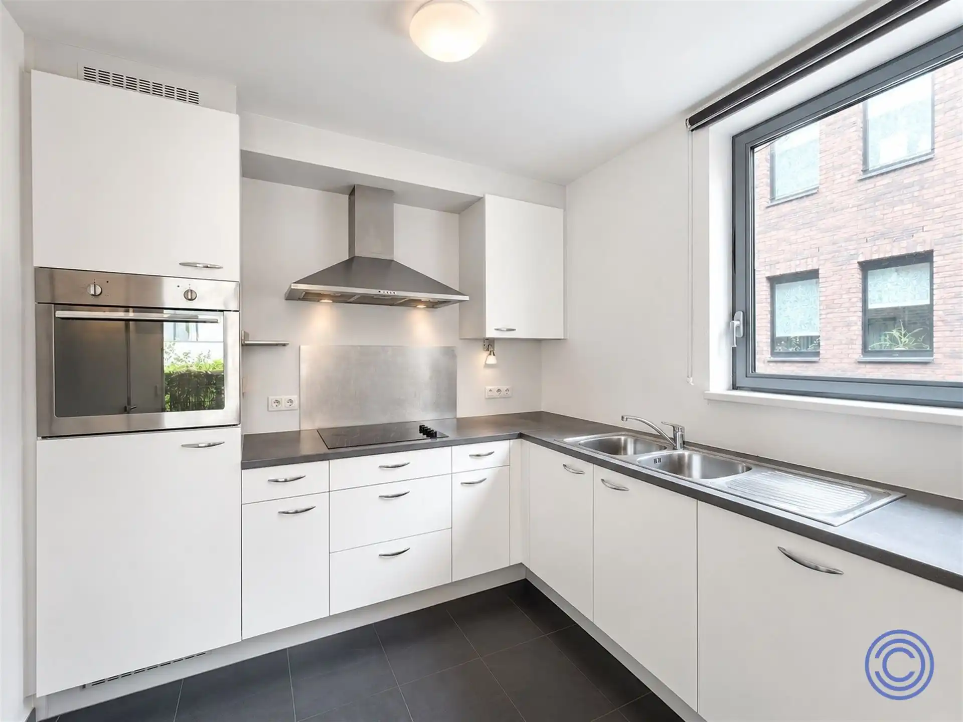 Instapklaar 2-slpk appartement met terras in groene stadsomgeving! foto 3