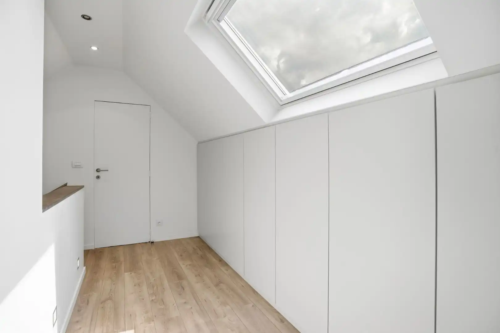 Kwalitatief afgewerkte alleenstaande woning in rustige woonwijk te koop in Kuurne! foto 16