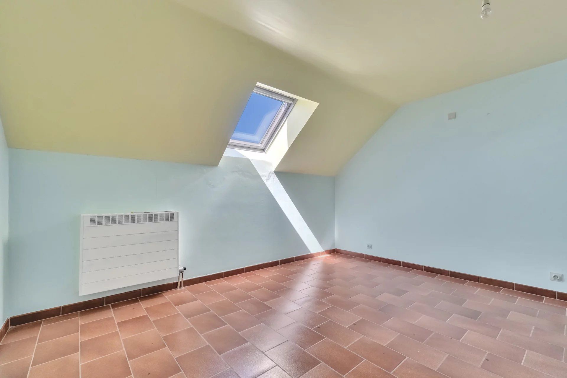 Ruime woning in rustige buurt foto 17