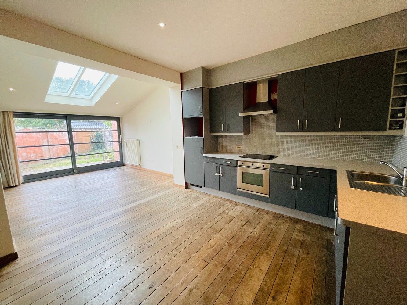 Assebroek, leuk ENERGIEZUINIG gezellig  instapklaar woonhuis met 3 SLAAPKAMERS en tuintje foto 2