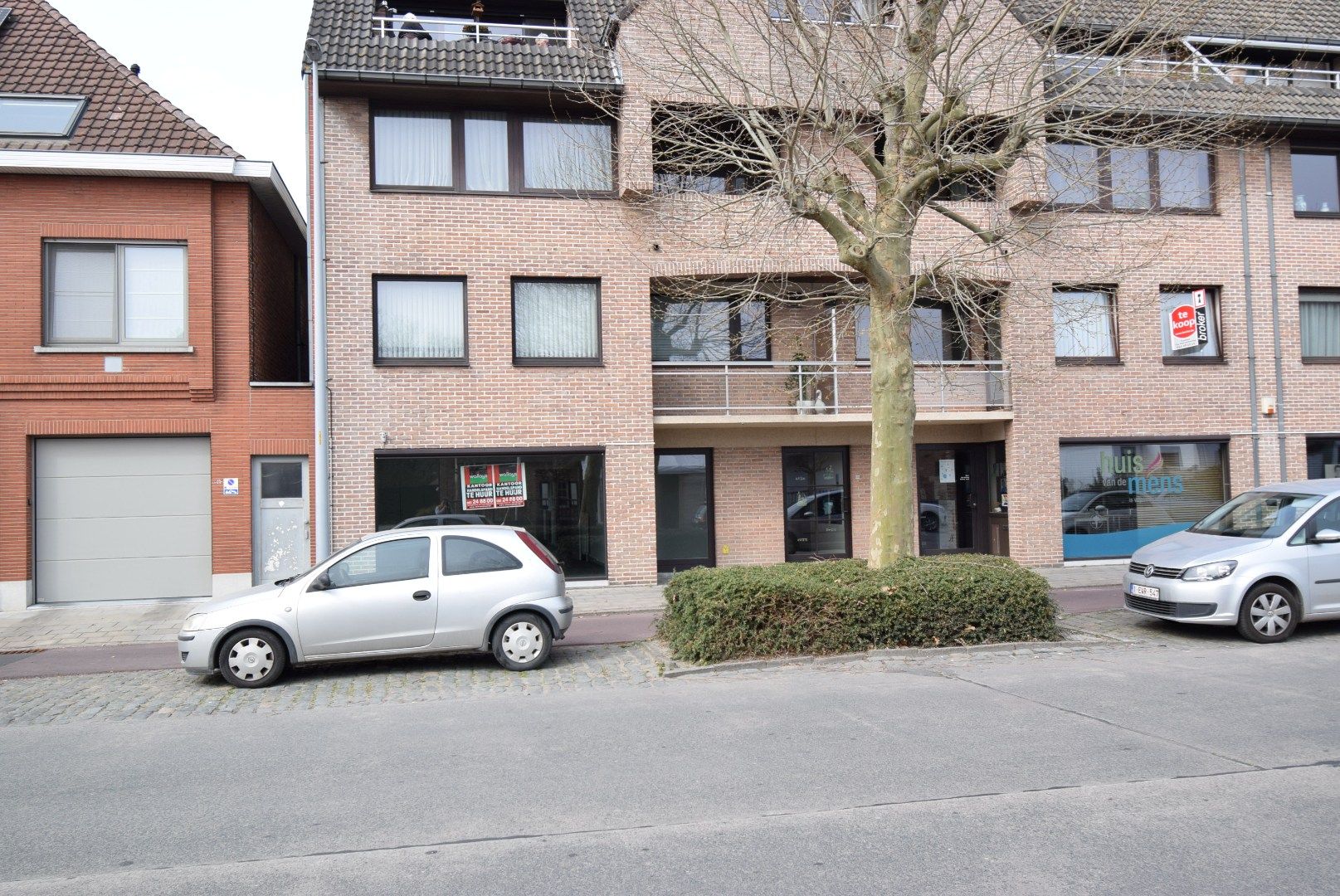 GELIJKVLOERSE KANTOORRUIMTE foto {{pictureIndex}}