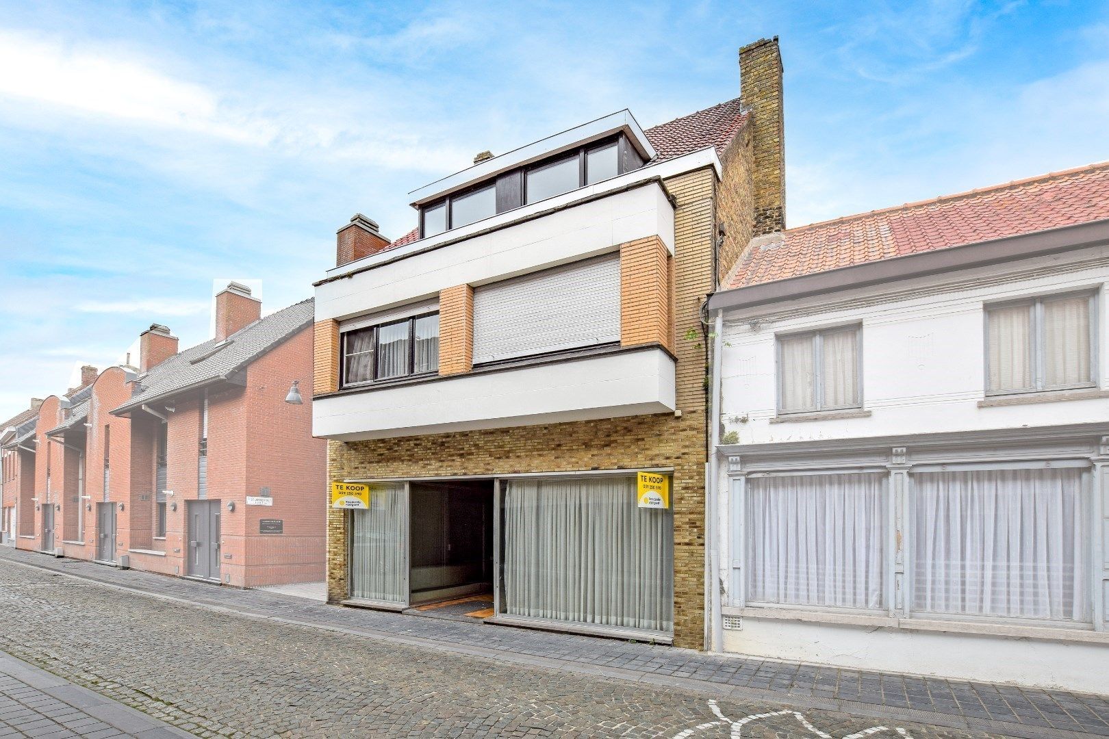 Woning met polyvalente ruimte in centrum Koekelare! foto {{pictureIndex}}
