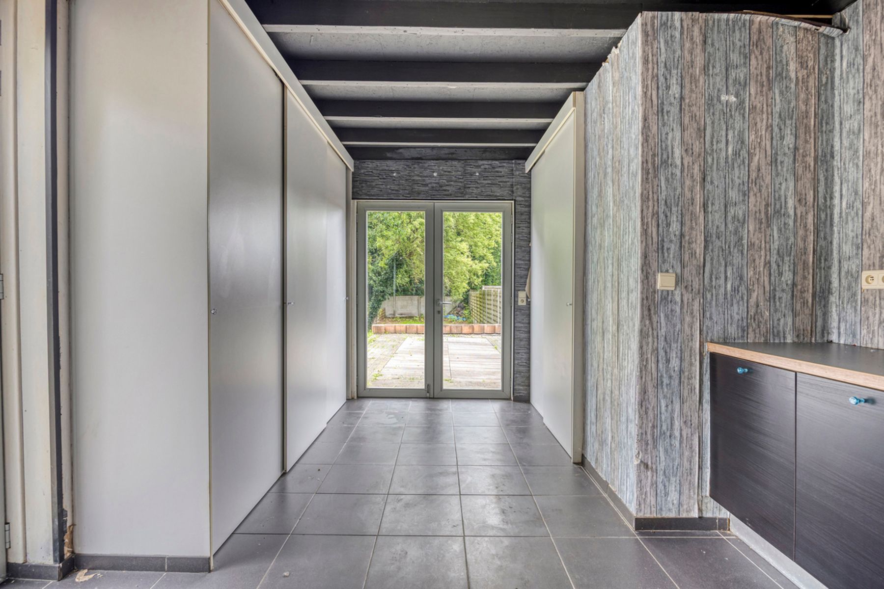 Ruim renovatieproject (226m²) met tuin aan kanaal foto 16
