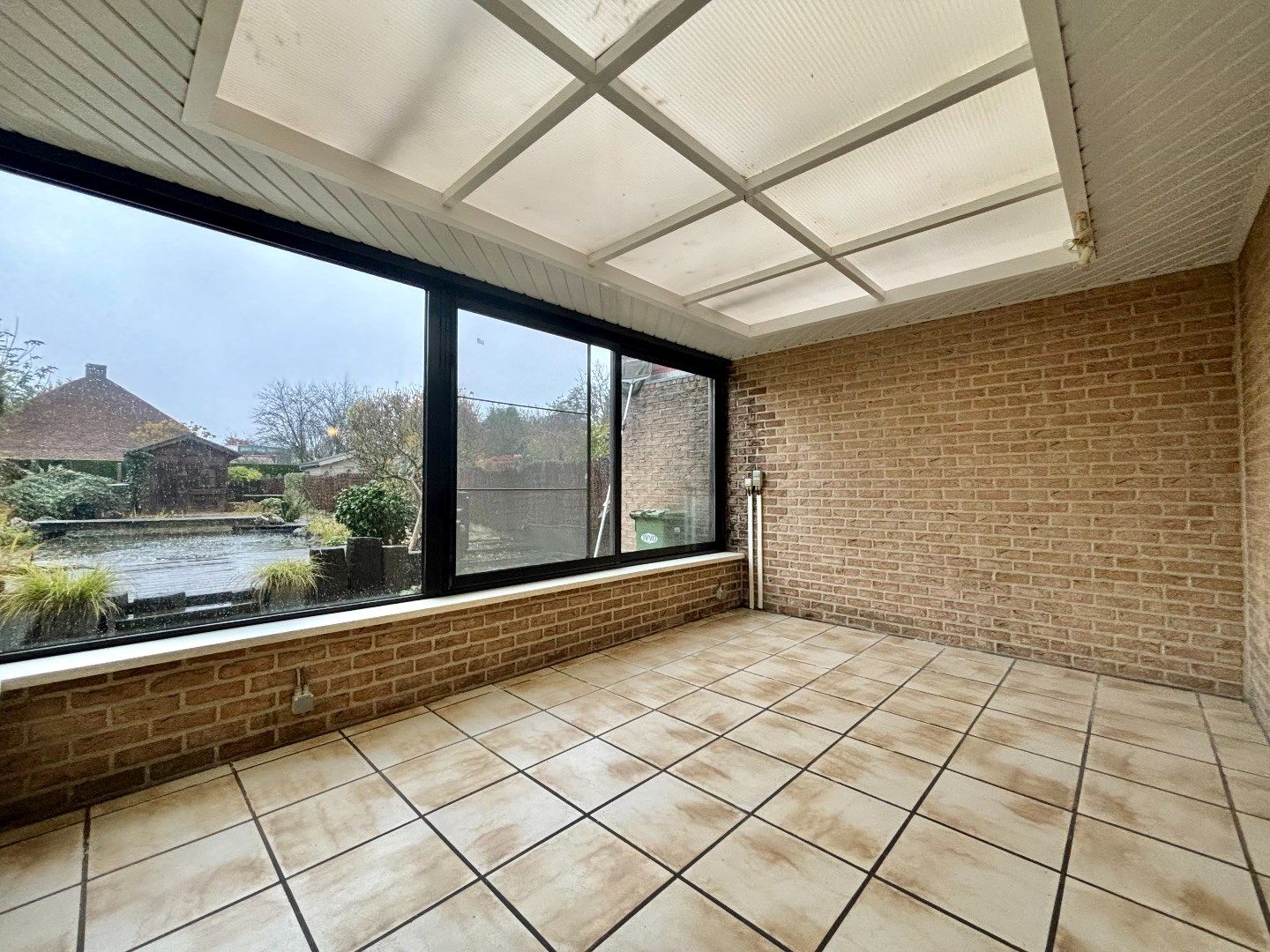 Ruim duplex appartement met garage en tuin, centrum Ieper. foto 18