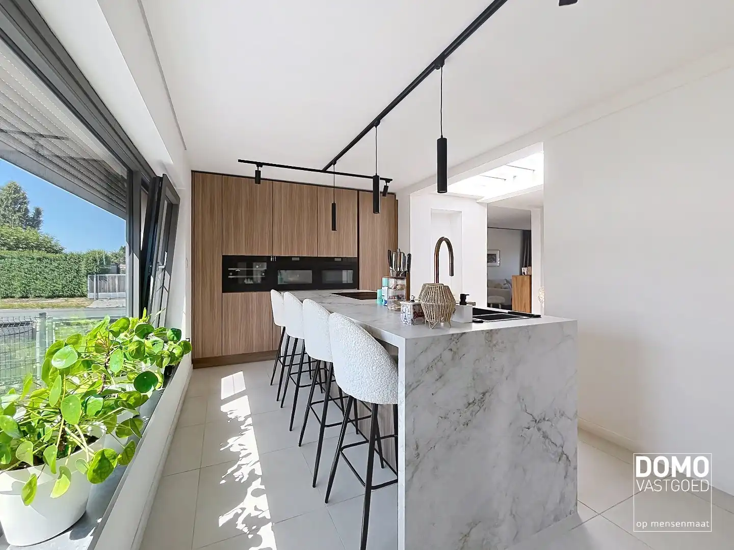 GERENOVEERDE WONING MET 3 SLAAPKAMERS, VOLLEDIGE KELDER EN PRACHTIGE TUIN TE HASSELT foto {{pictureIndex}}