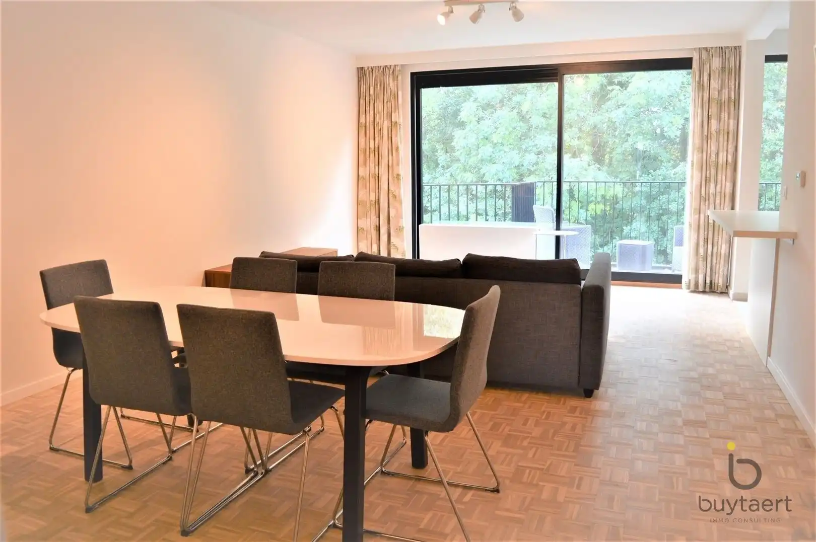 Instapklaar drie slaapkamer appartement met terras in een rustige wijk dicht bij invalswegen. foto 2