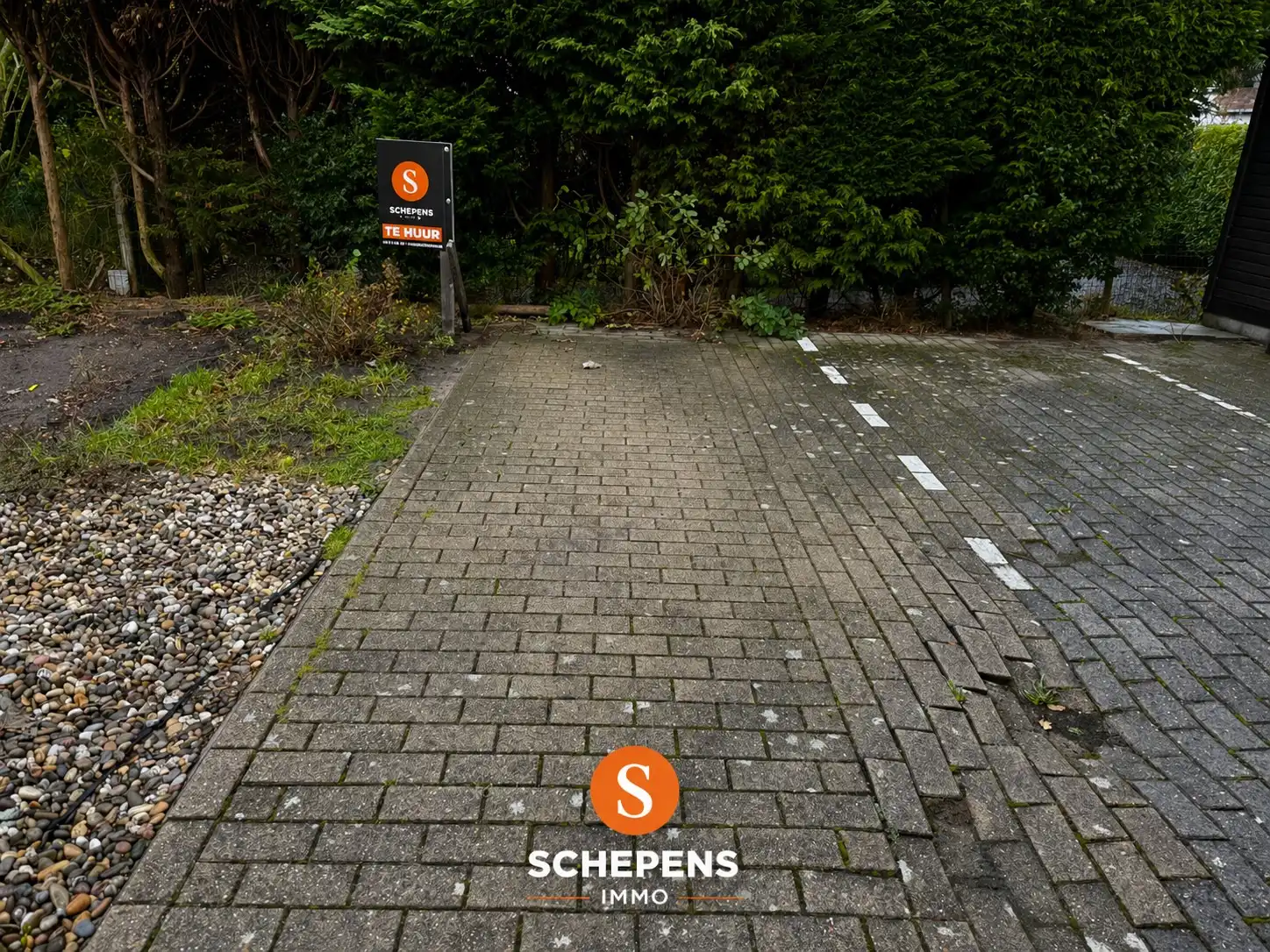 Autostaanplaats te huur op een uitstekende locatie in het centrum van De Haan. foto {{pictureIndex}}