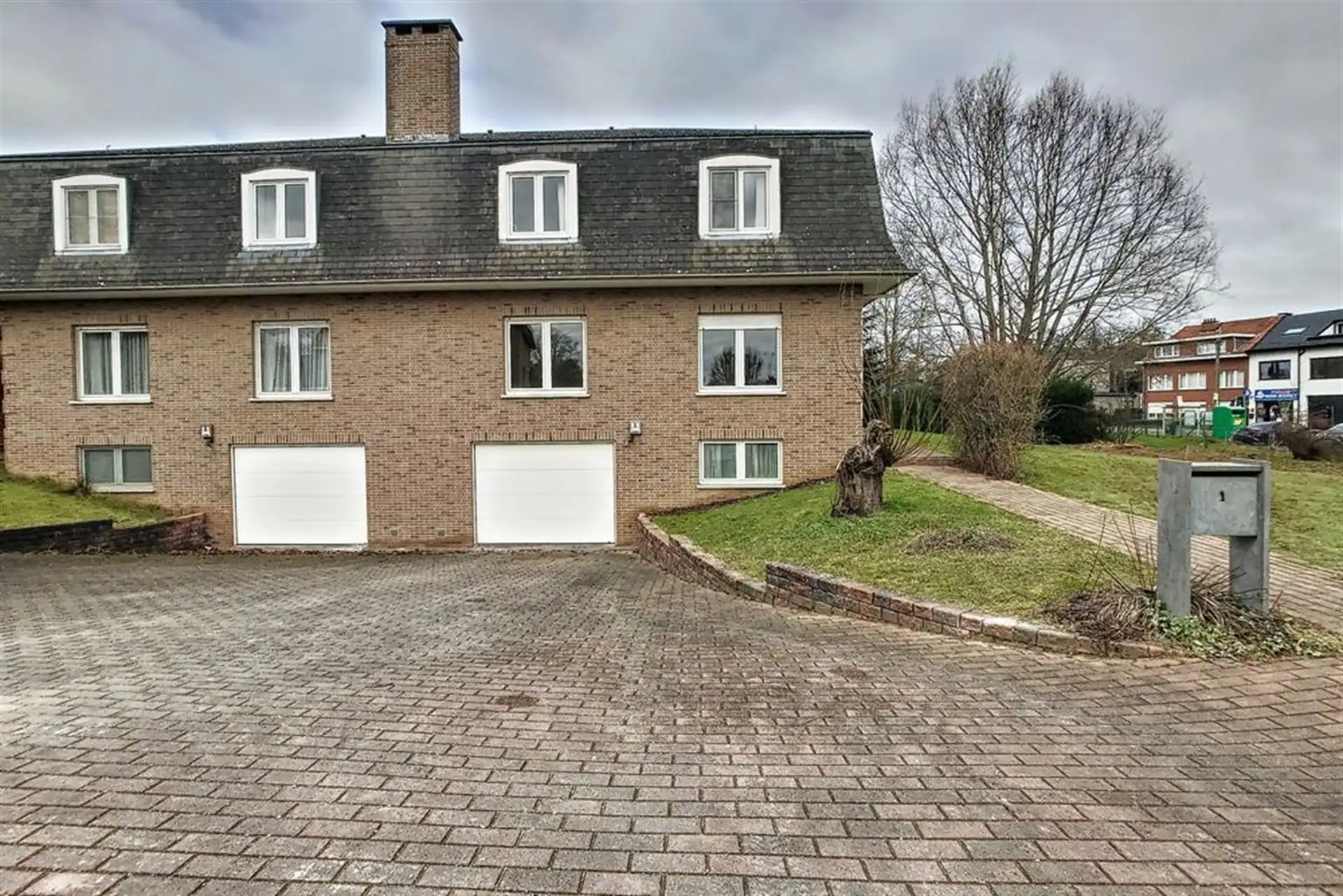 Villa met mooie tuin in rustige straat foto 30