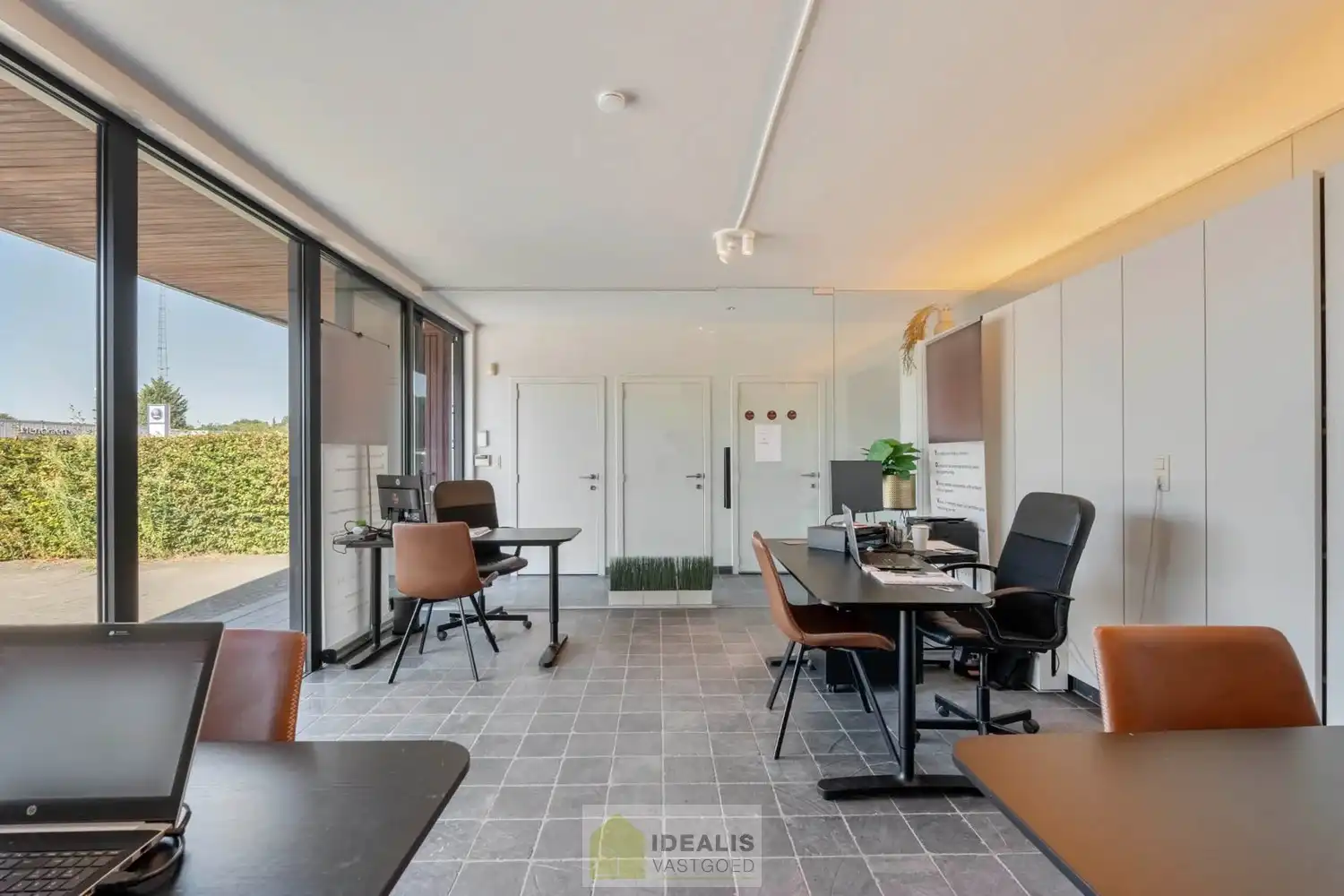 IDEALIS VASTGOED – GELIJKVLOERSE KANTOORRUIMTE MET BOVENLIGGEND APPARTEMENT OP EEN ZICHTLOCATIE IN DIEPENBEEK! Deze gelijkvloerse kantoorruimte van + - 105m² met bovenliggend apart toegankelijk appartement van + - 97 m² met zeer ruim terras is gelegen langs de Steenweg in Diepenbeek en heeft ruim voldoende parkeergelegenheid op eigen terrein. De perfecte zet voor zij die op zoek zijn naar een interessante investering op een zichtlocatie! foto 4