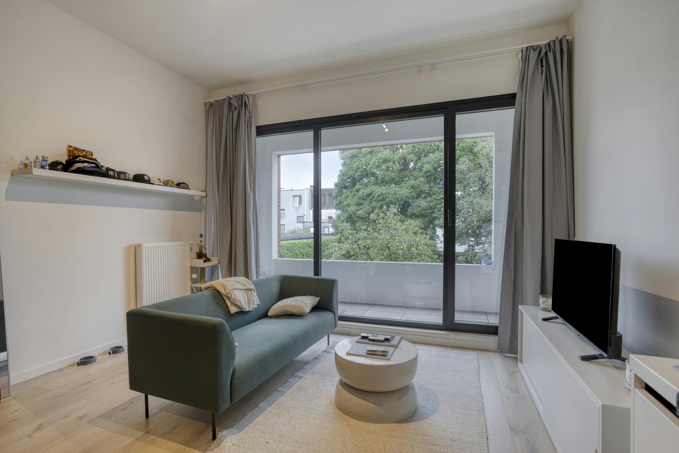 Gerenoveerde studio met terras te koop in Antwerpen foto {{pictureIndex}}