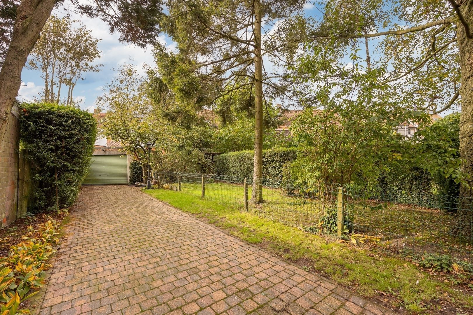 Halfopen bouwgrond in een rustige straat foto 4
