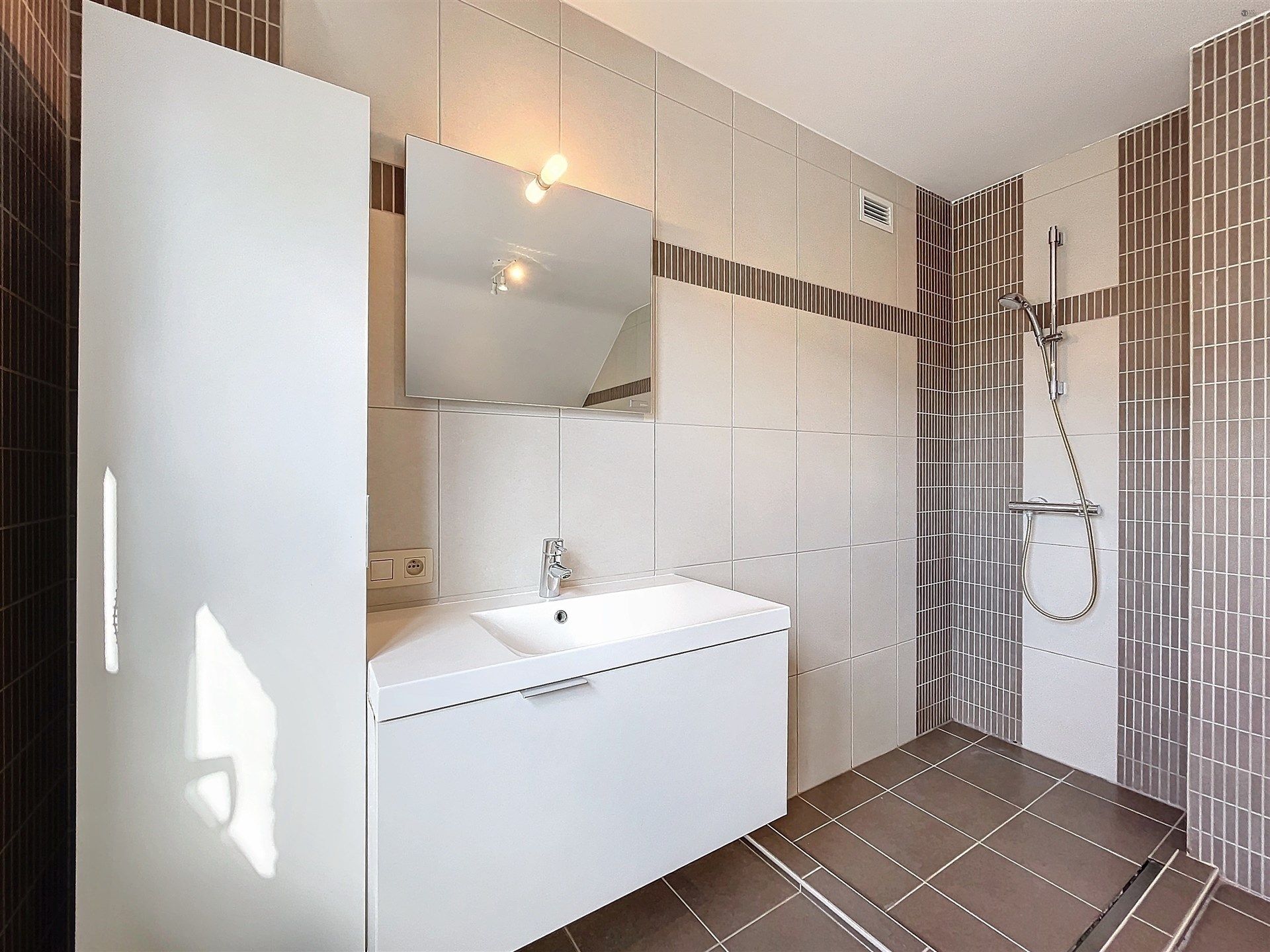 Prachtige half open bebouwing met 4 slaapkamers en garage op 382m² grond foto 11