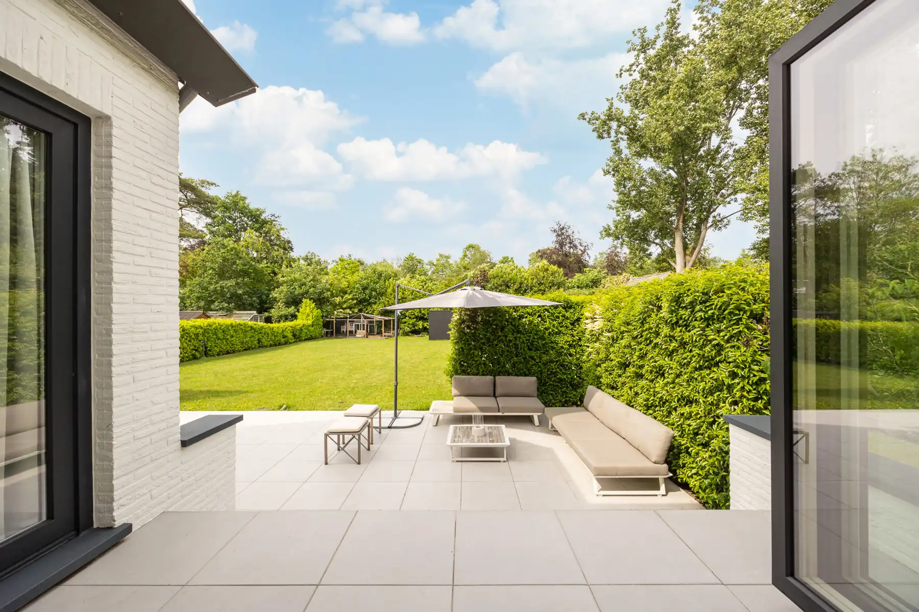 Split-level woning op ca. 1103 m² in een rustige woonwijk foto 20