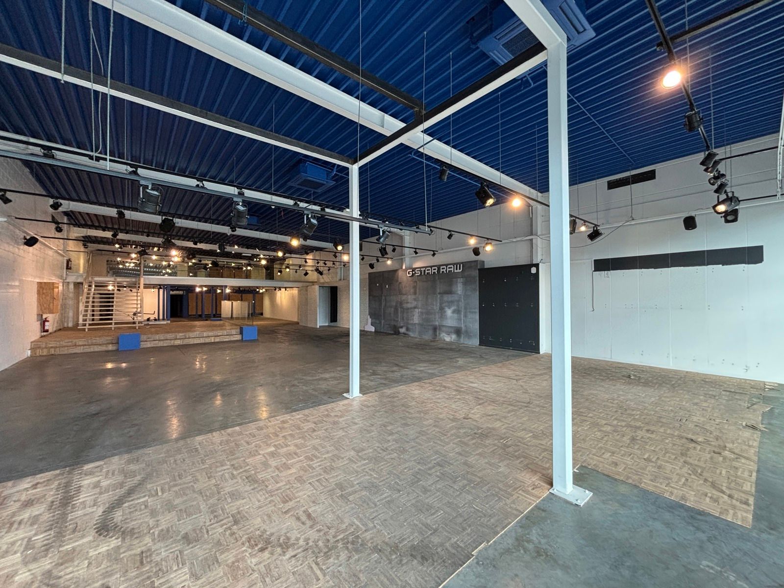 Commerciële ruimte van +- 700 m² te huur in Kuurne foto 3