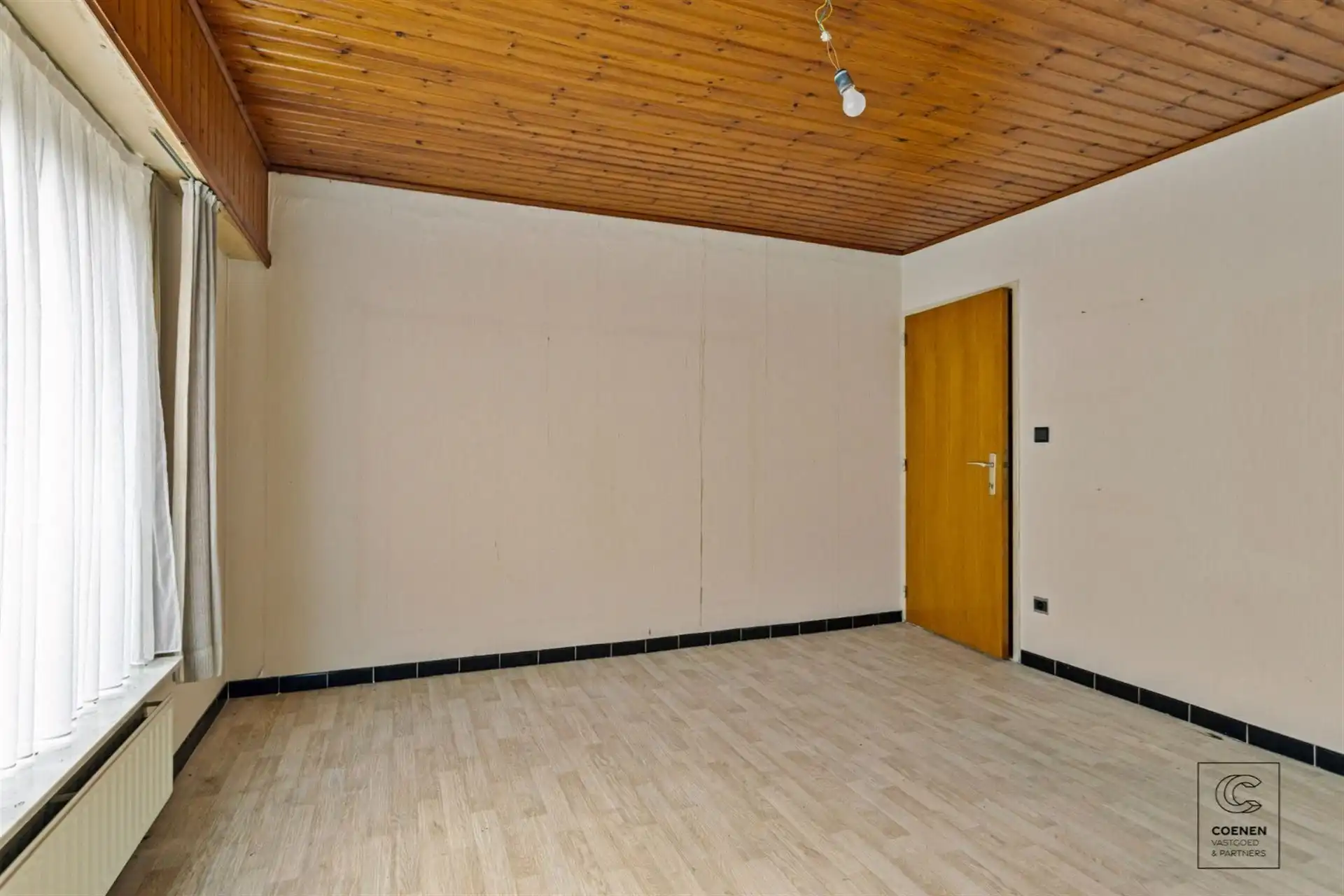 Te renoveren woning met 4 à 5 slpk' s, 236 m² bew. opp. op perceel van 3.990 m²! foto 11
