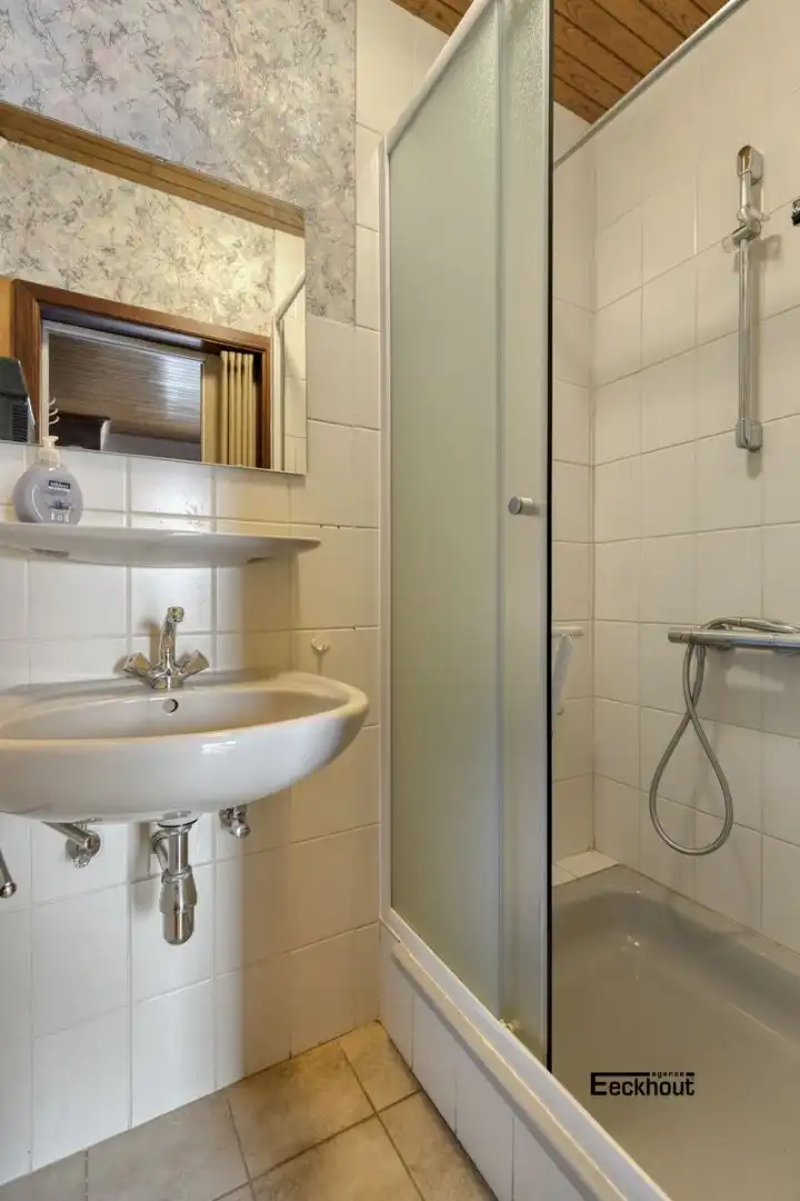 Gezellig appartement met 2 slaapkamers en ruime tuin met garage. foto 9