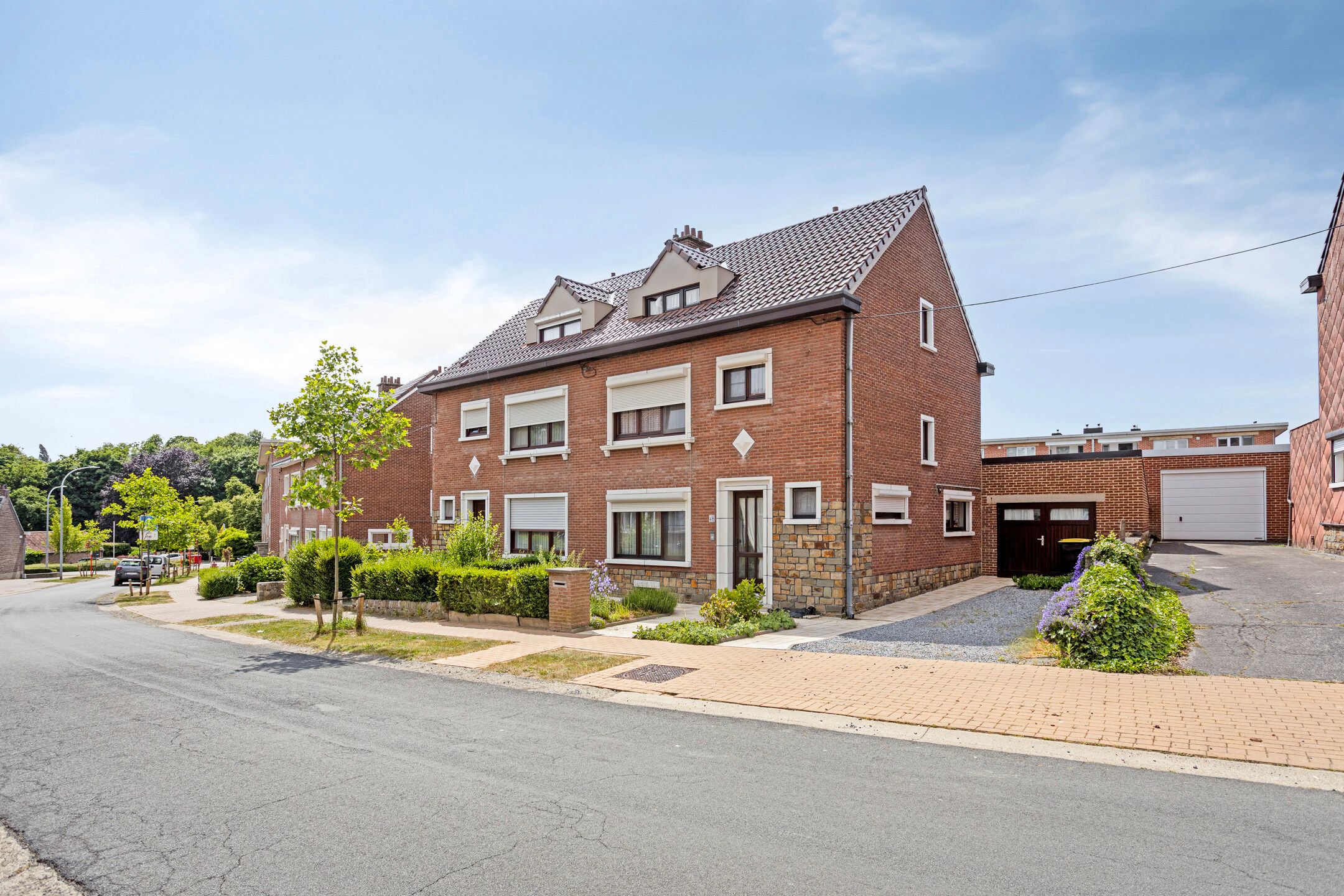 Hoofdfoto van de publicatie: Ruime, op te frissen woning met vier slaapkamers