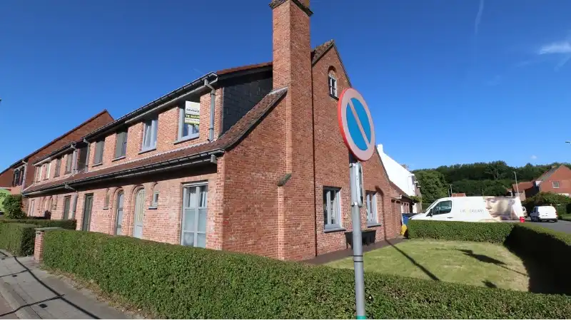 Ruime koppelwoning met 3 slaapkamers Garage en Tuin te huur in Brugge foto {{pictureIndex}}