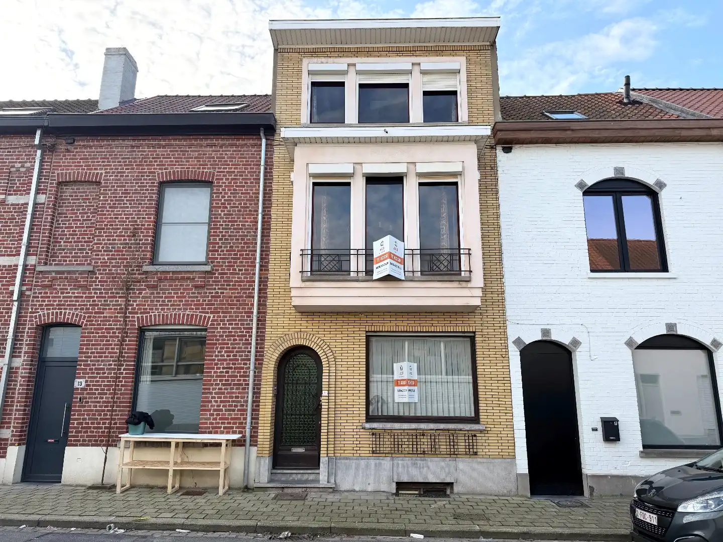 Te renoveren rijwoning met 4 slaapkamers en tuin in Kortrijk foto {{pictureIndex}}