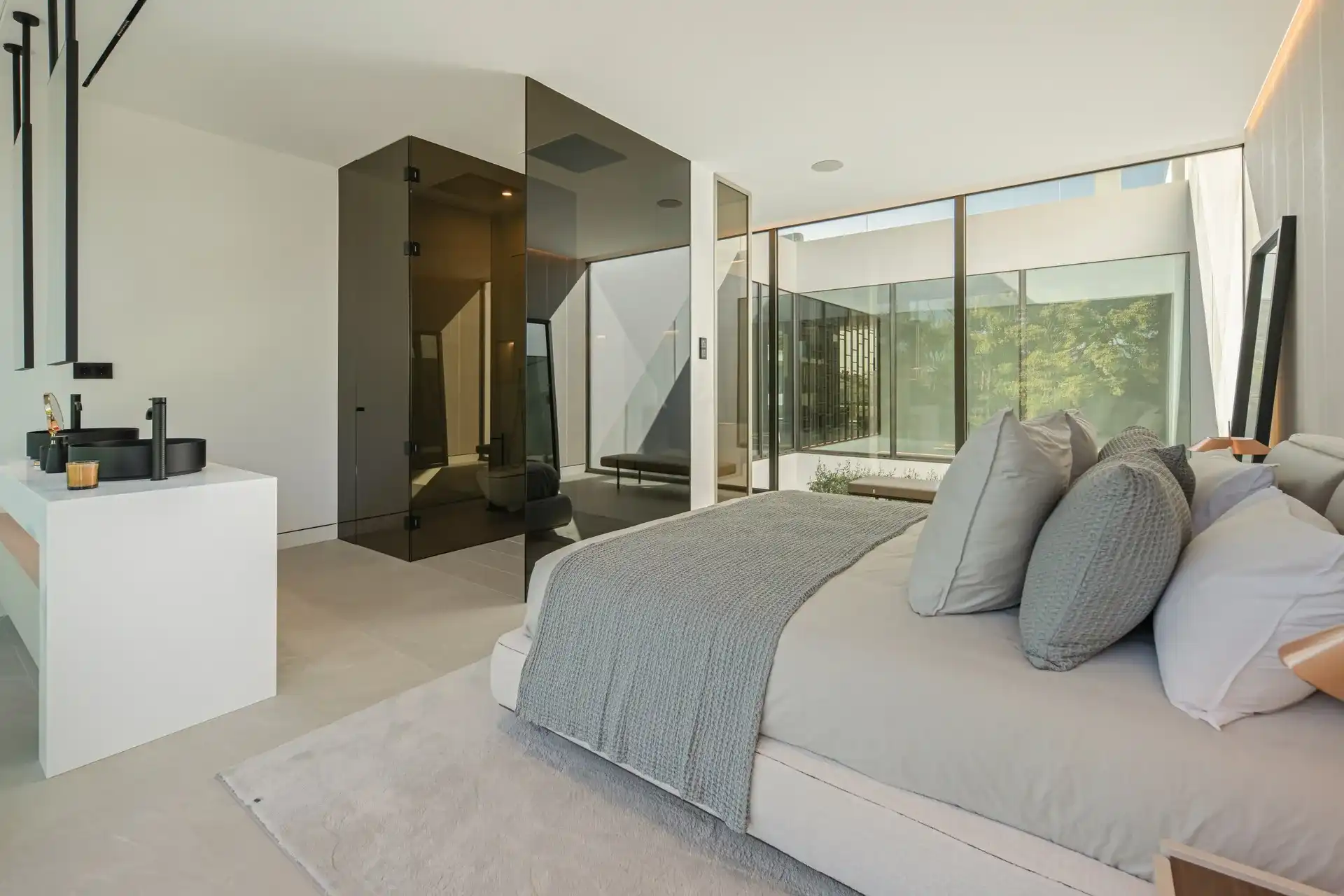 Exclusieve villa met resortgevoel in het meest prestigieuze deel van Marbella foto 18