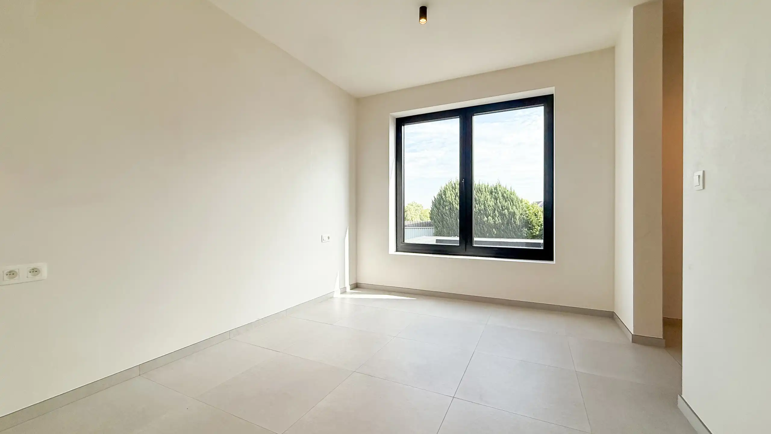 Kwalitatief afgewerkte nieuwbouwwoning op centrale ligging! foto 21