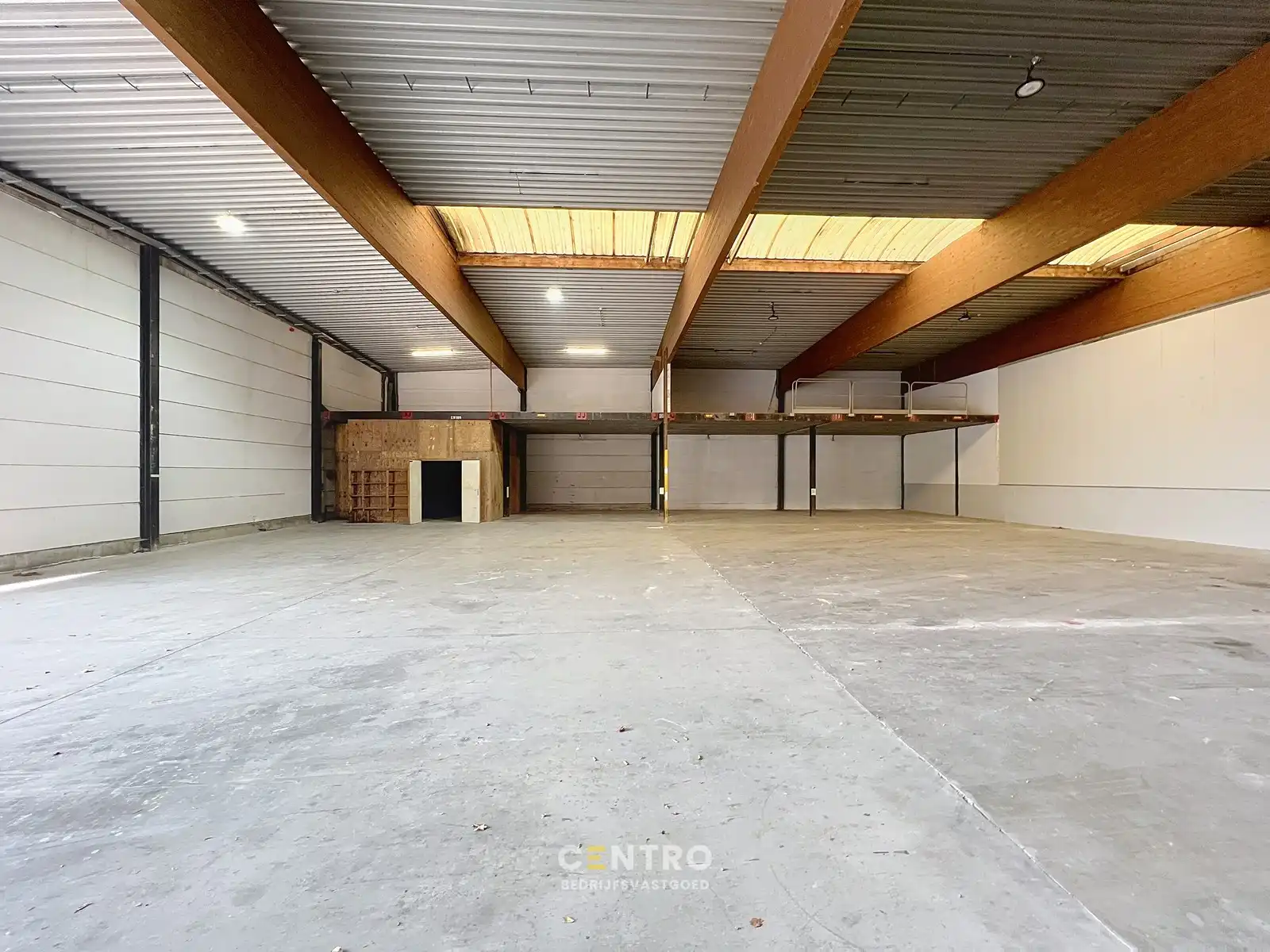 Instapklaar magazijn (600 m2) met mezzanine en geïntegreerd kantoor langs de N8 te Elverdinge (Ieper). Ambachten toegestaan ! foto 2
