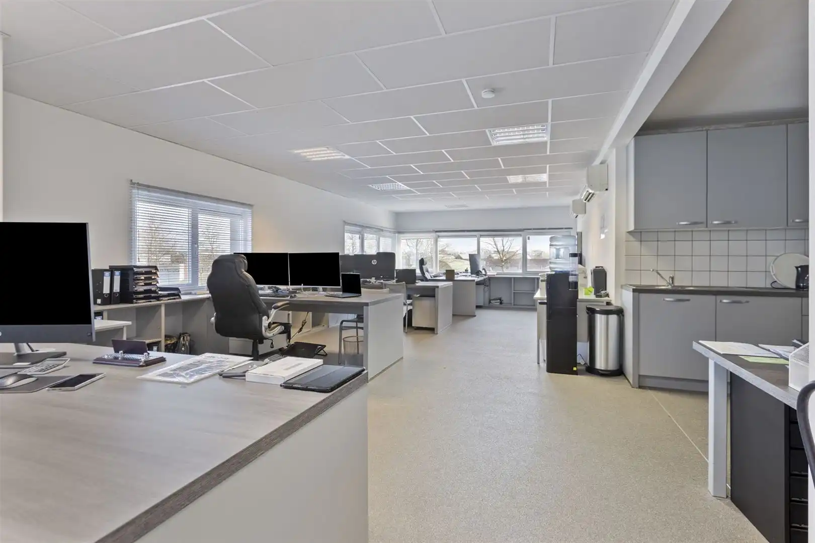 TE HUUR: Bedrijfsgebouw met kantoren te Houthalen! foto 15