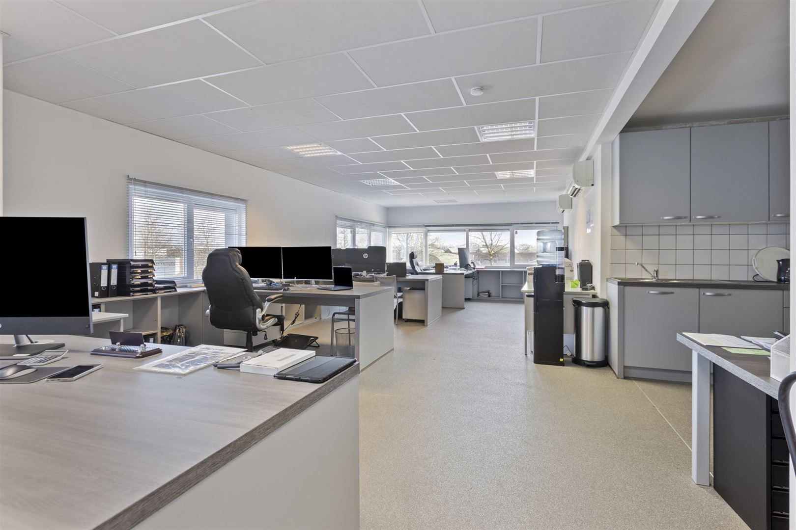 TE HUUR: Bedrijfsgebouw met kantoren te Houthalen! foto 15