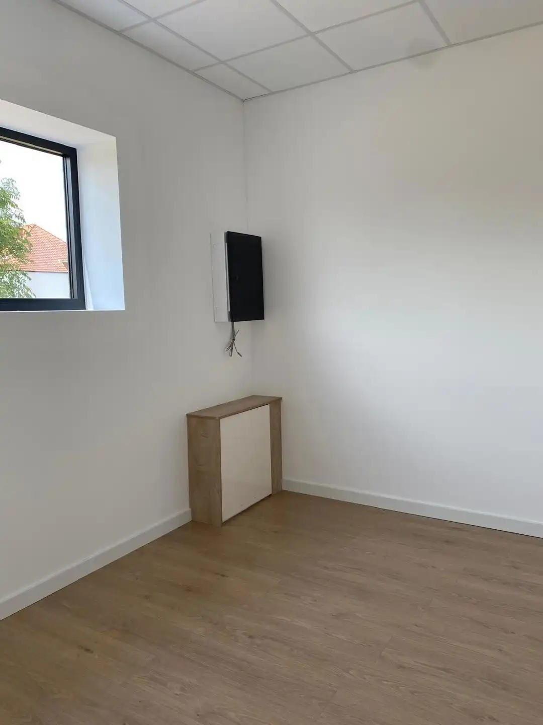 Volledig vernieuwd bedrijfsgebouw met kantoren en magazijnen foto 17