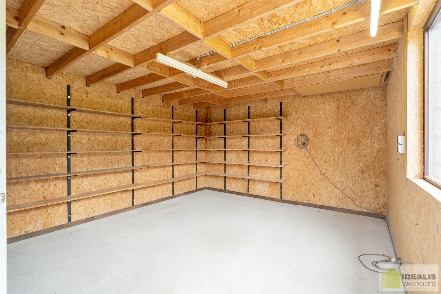 IDEALIS VASTGOED – Ruime te renoveren villa op riant perceel! De villa omvat 198m² netto bewoonbare oppervlakte met een ruime woonkamer en aansluitend uitgeruste keuken, badkamer, 2 grote en 1 kleine slaapkamer, kelder, veranda en 2 garages met sectionale poort van ca. 100m². De villa is gelegen op een prachtig perceel met een oppervlakte van ca. 1,1 hectare (11.000m²)! omgeven door bosgebied! Zeer geschikt voor kandidaten op zoek naar een unieke locatie zeer centraal gelegen, doch volledig omgeven door groen. foto 31