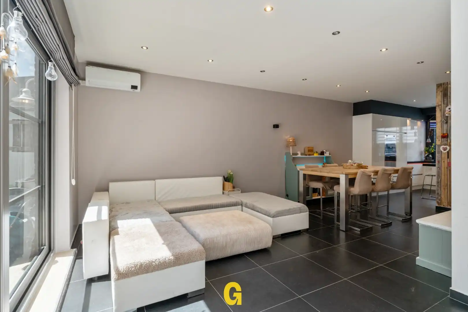 Knap afgewerkt triplex appartement met 4 slaapkamers, 2 badkamers en standplaats met ruime kelderberging  foto 11