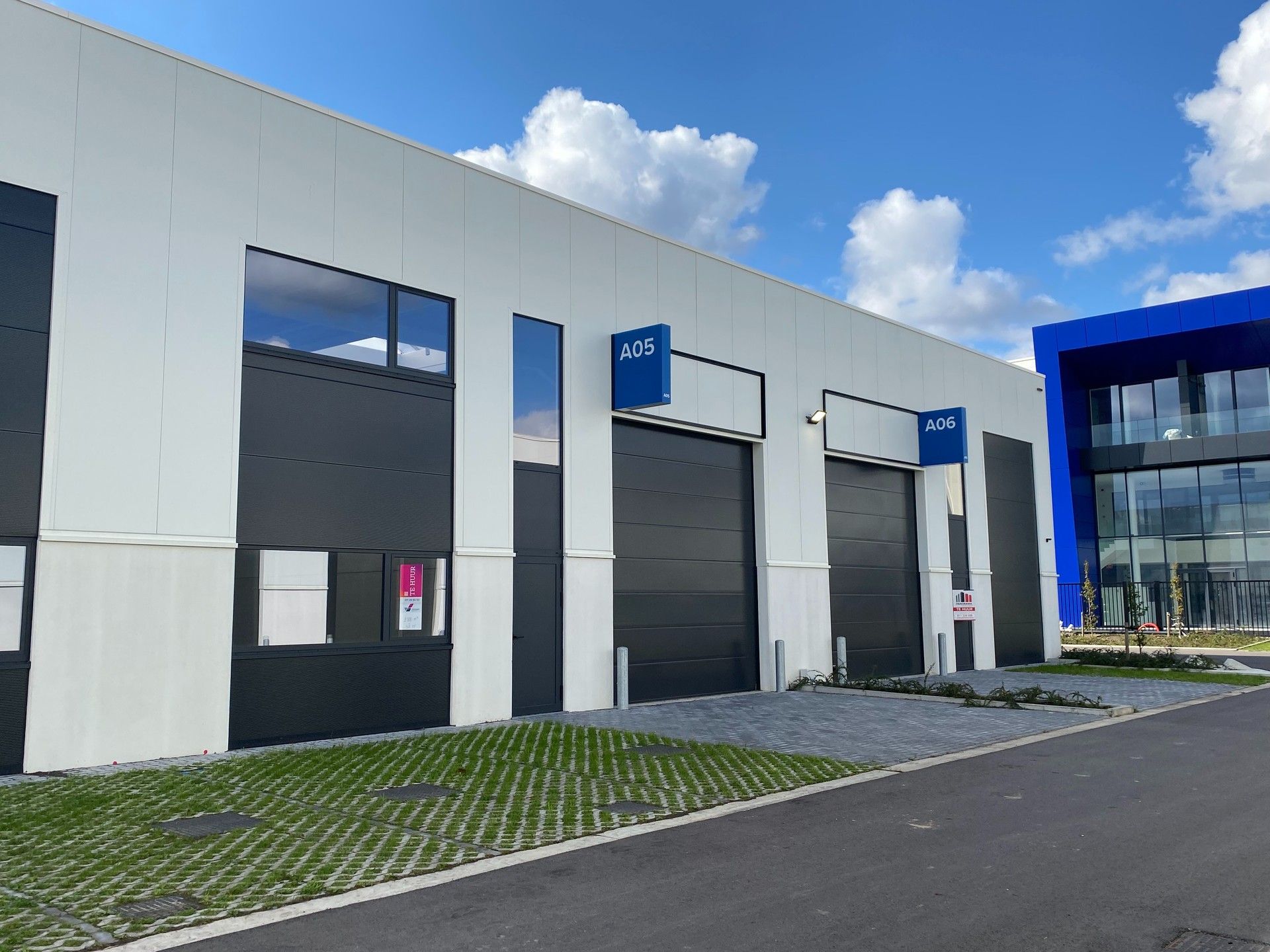 Nieuwbouw KMO-unit van 144 m2 met mezzine van 35,2 m2 foto {{pictureIndex}}